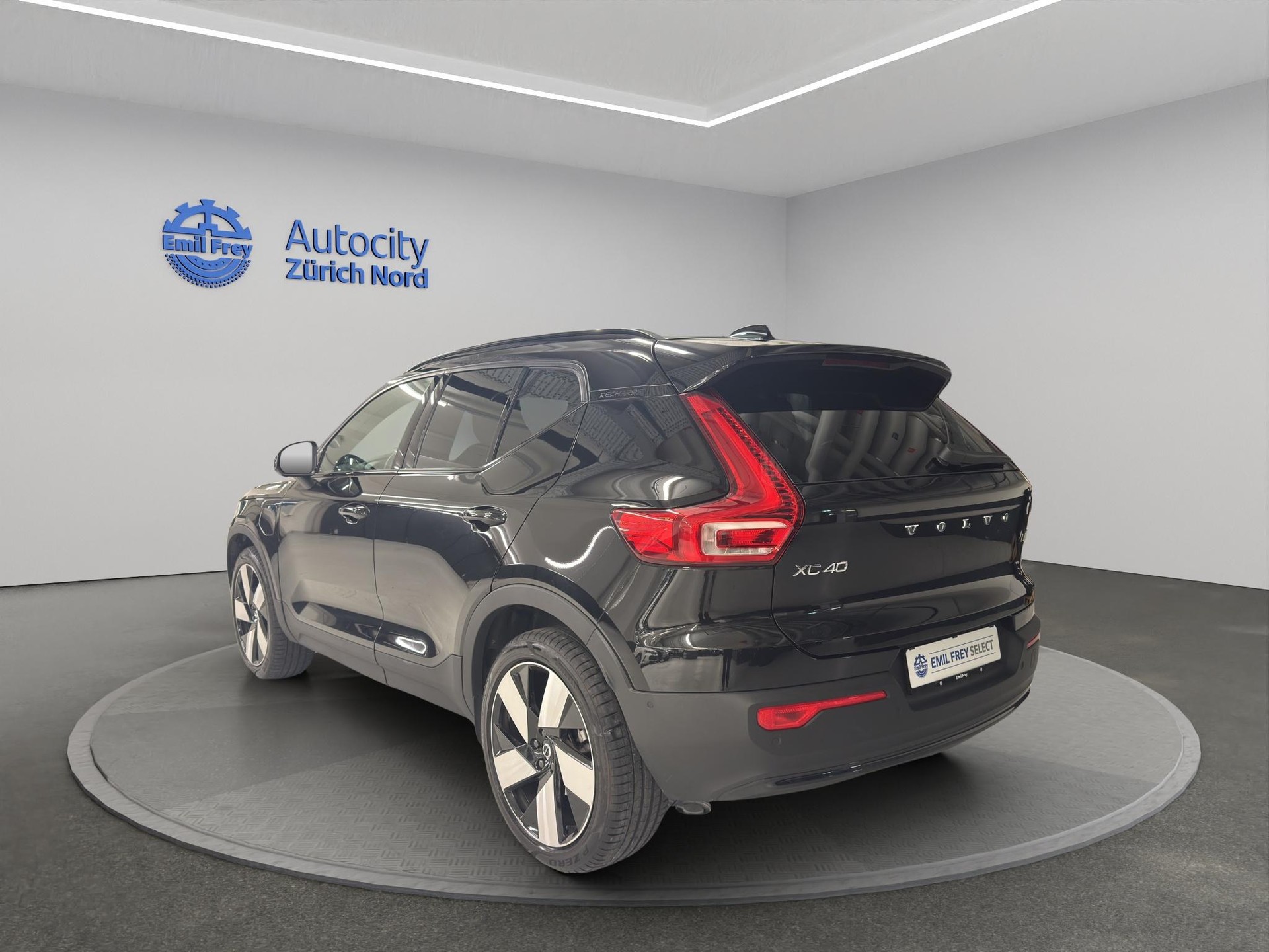 VOLVO XC40 1.5 T5 PiH Ultimate Dark-image-2