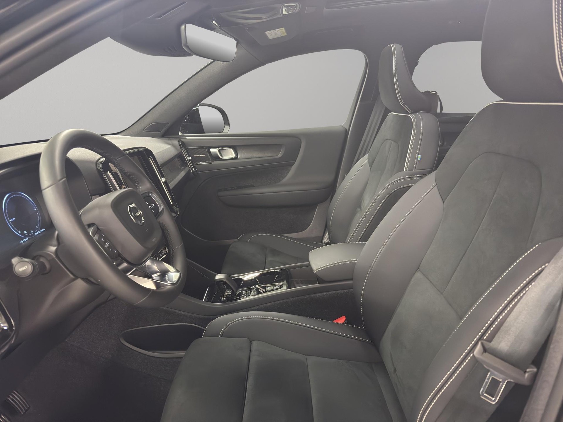 VOLVO XC40 1.5 T5 PiH Ultimate Dark-image-7