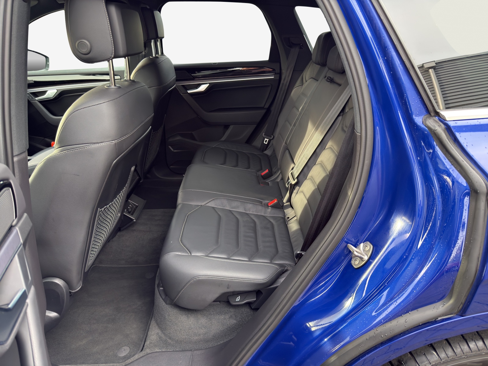 VW Touareg 3.0 TDI R-Line Tiptronic-image-11