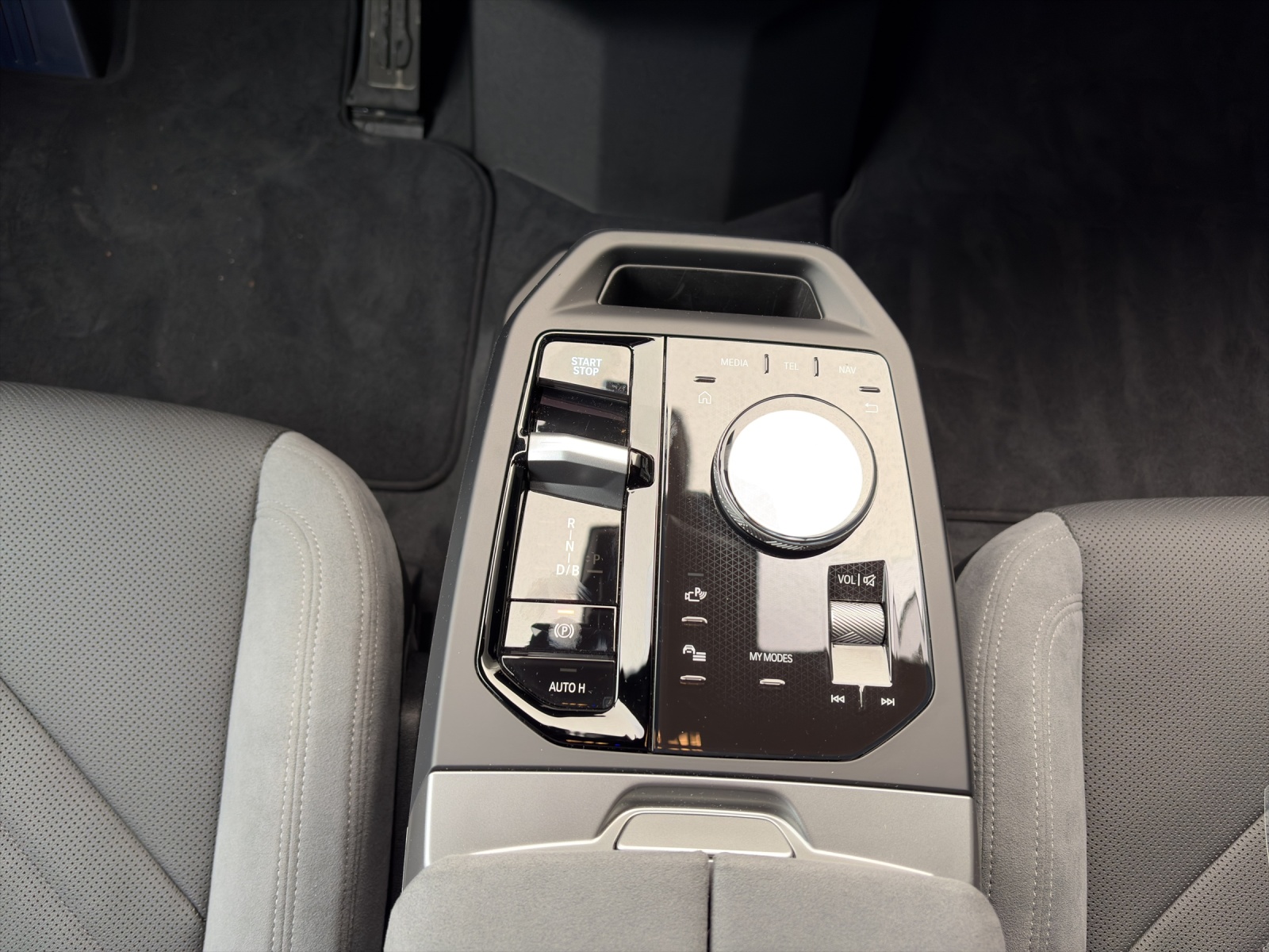 BMW iX xDrive45-image-14