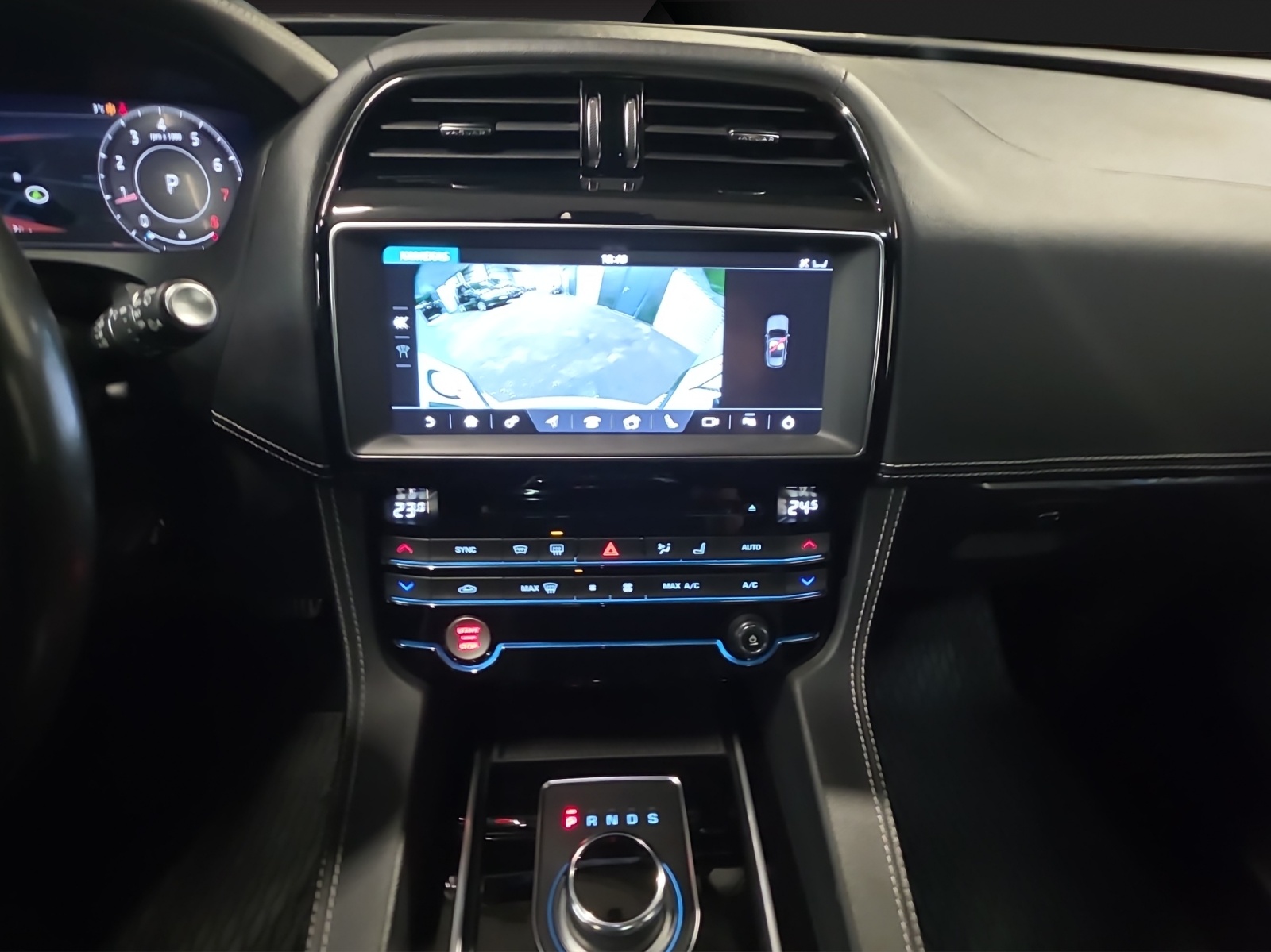 JAGUAR F-Pace 25t 2.0 R-Sport AWD Automatik-image-10