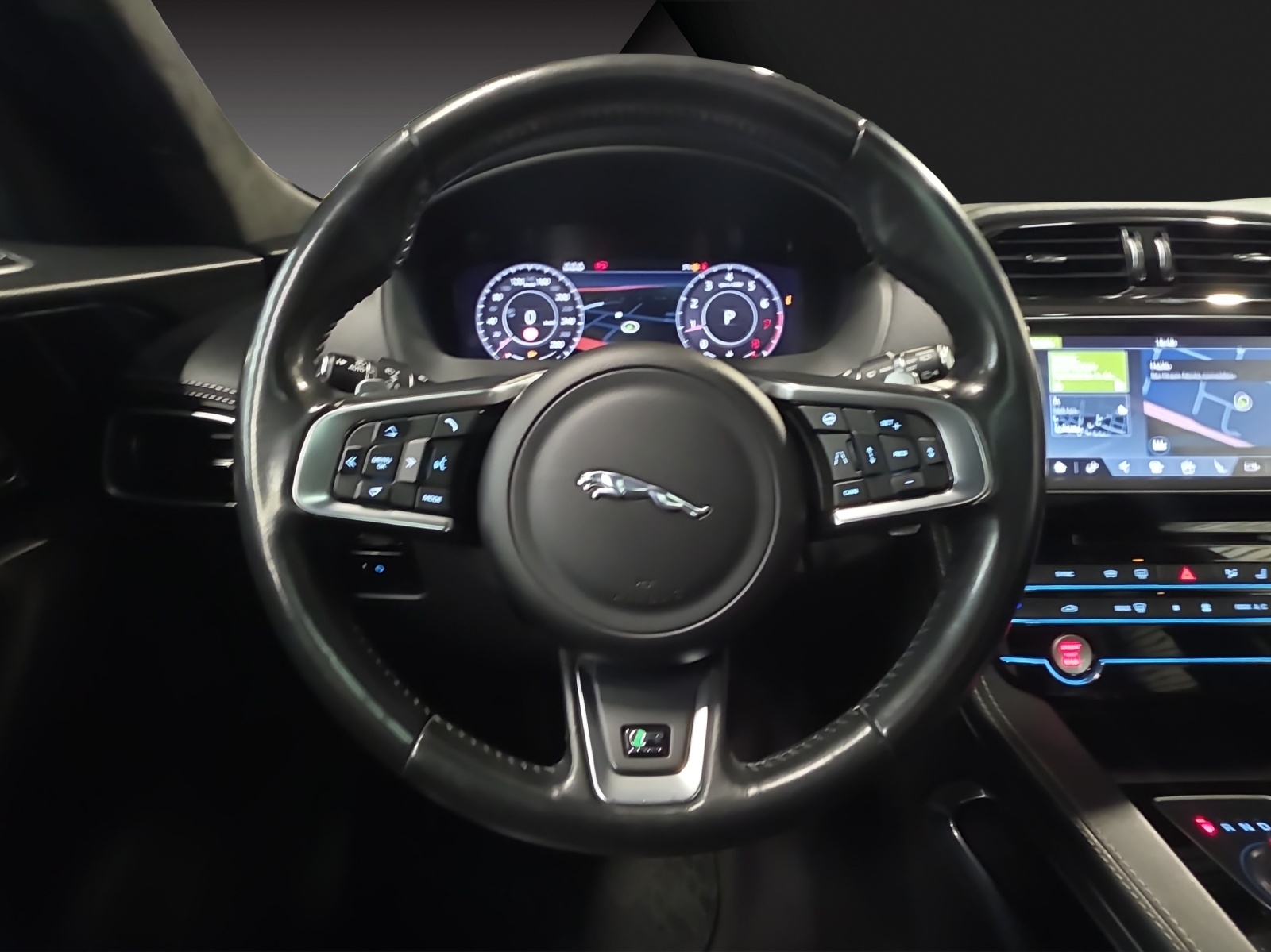 JAGUAR F-Pace 25t 2.0 R-Sport AWD Automatik-image-8