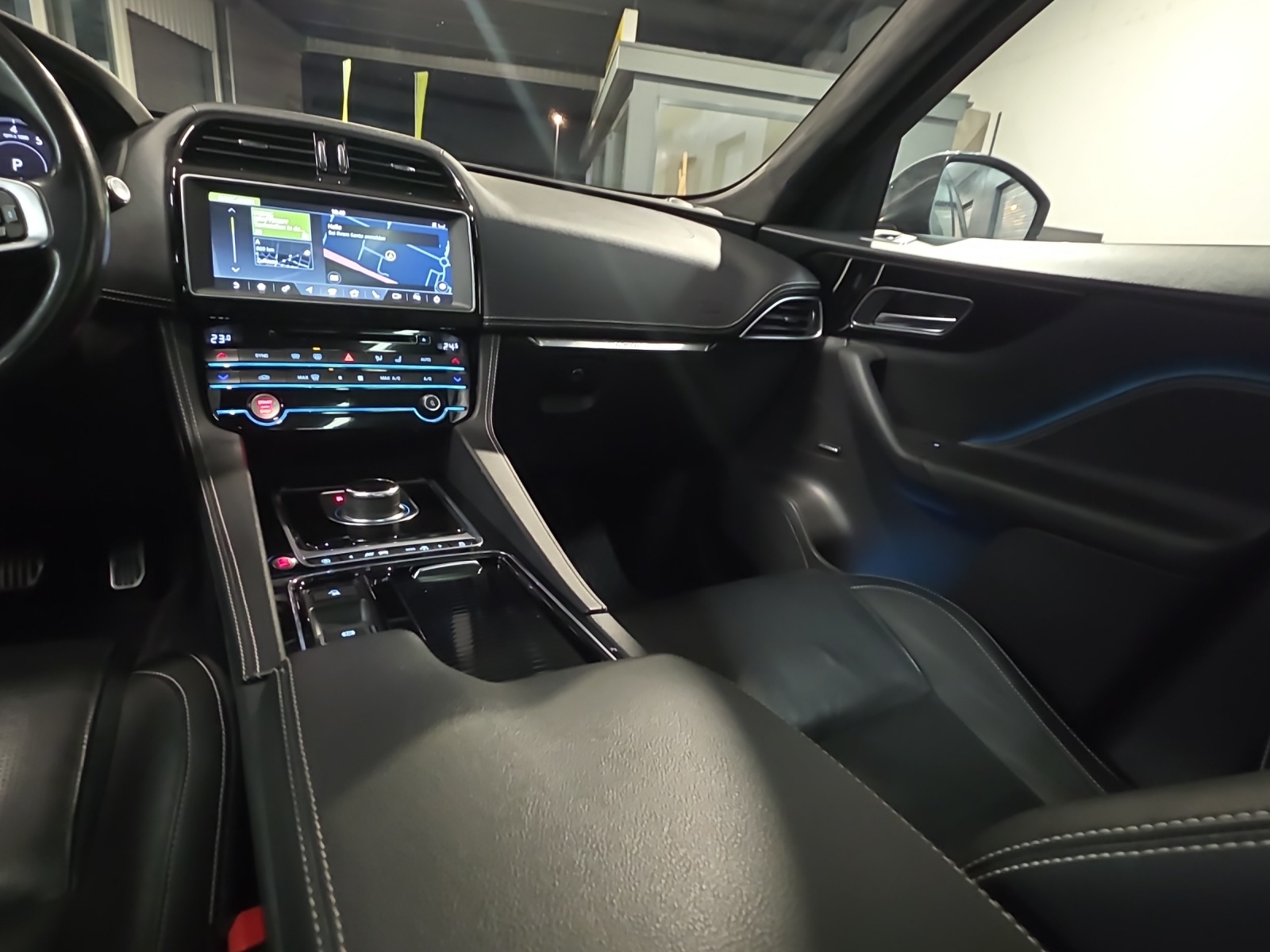 JAGUAR F-Pace 25t 2.0 R-Sport AWD Automatik-image-12