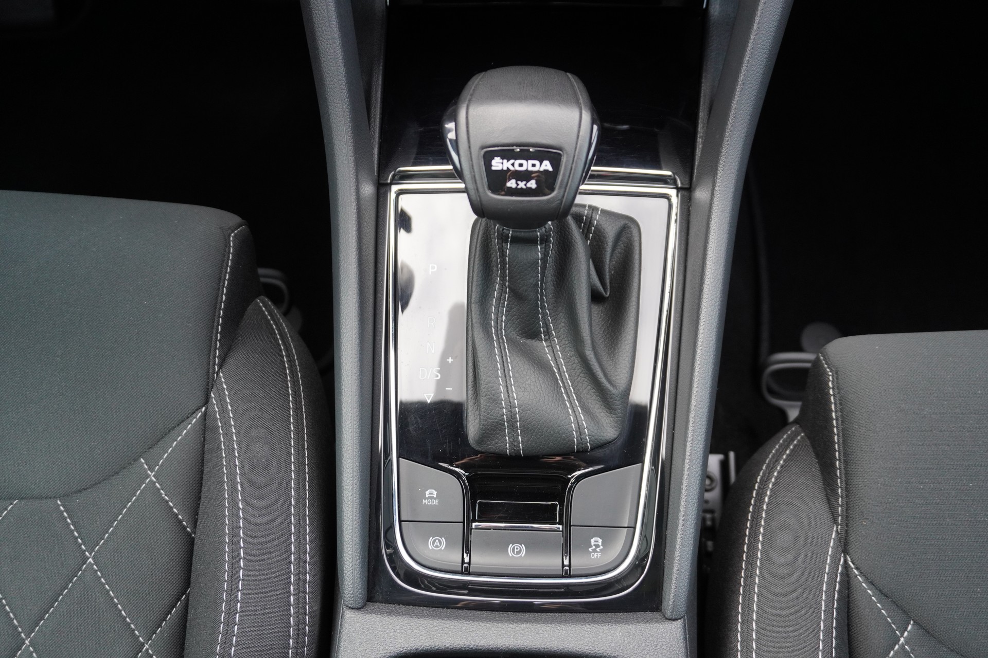 SKODA Karoq 2.0 TDI CR Sport Line 4x4 DSG-image-18