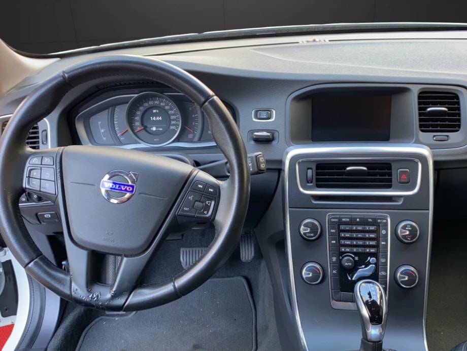VOLVO V60 D4 Kinetic Geartronic-image-9