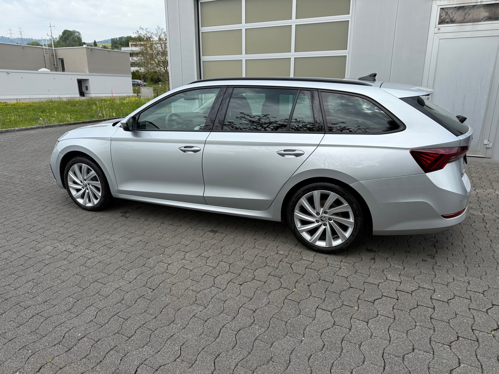 SKODA Octavia Combi 2.0 TDI DSG Style 4x4-image-11