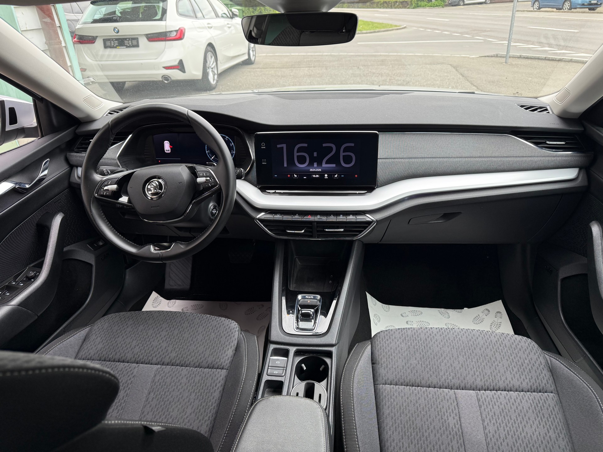 SKODA Octavia Combi 2.0 TDI DSG Style 4x4-image-27