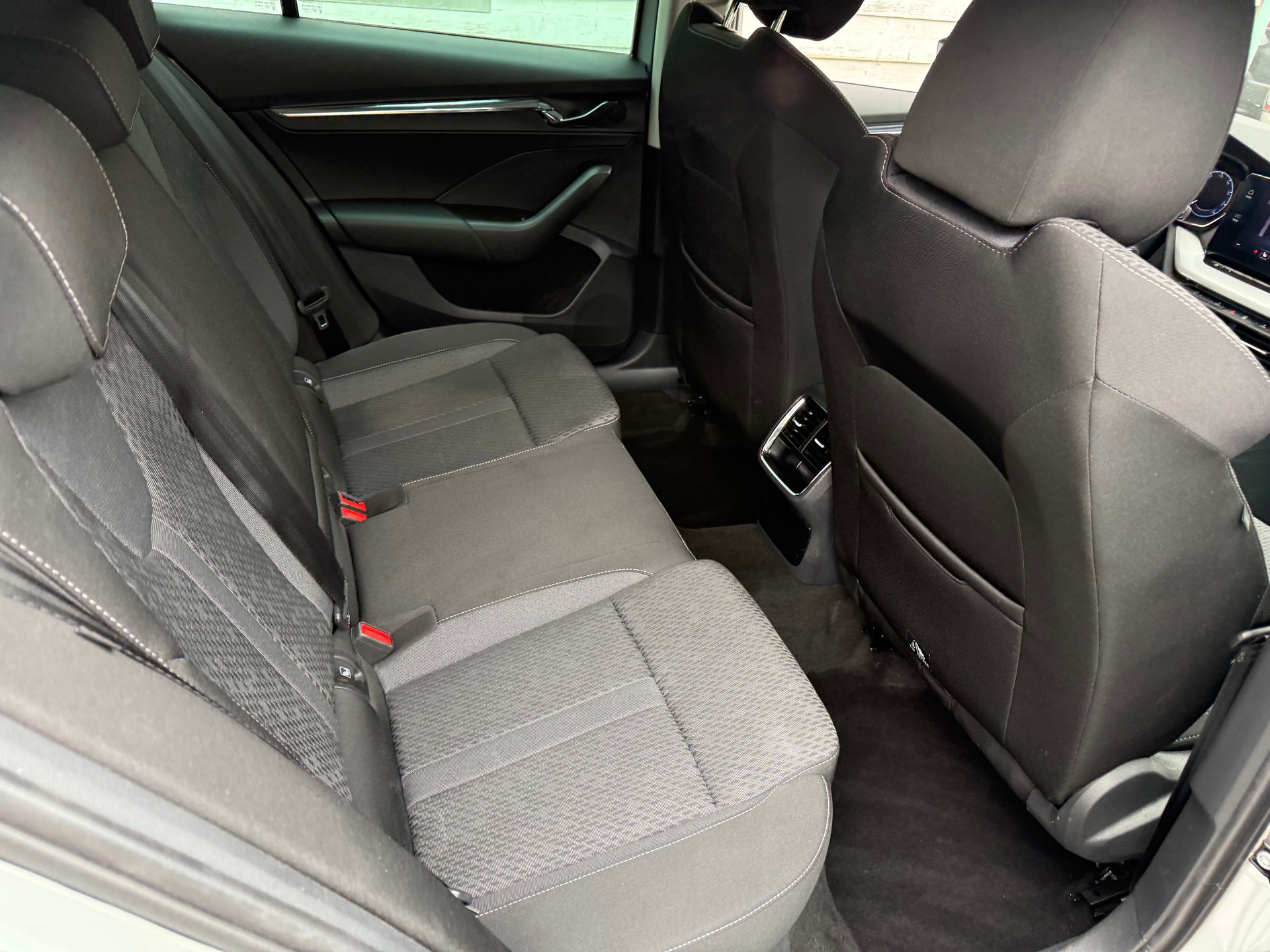 SKODA Octavia Combi 2.0 TDI DSG Style 4x4-image-26