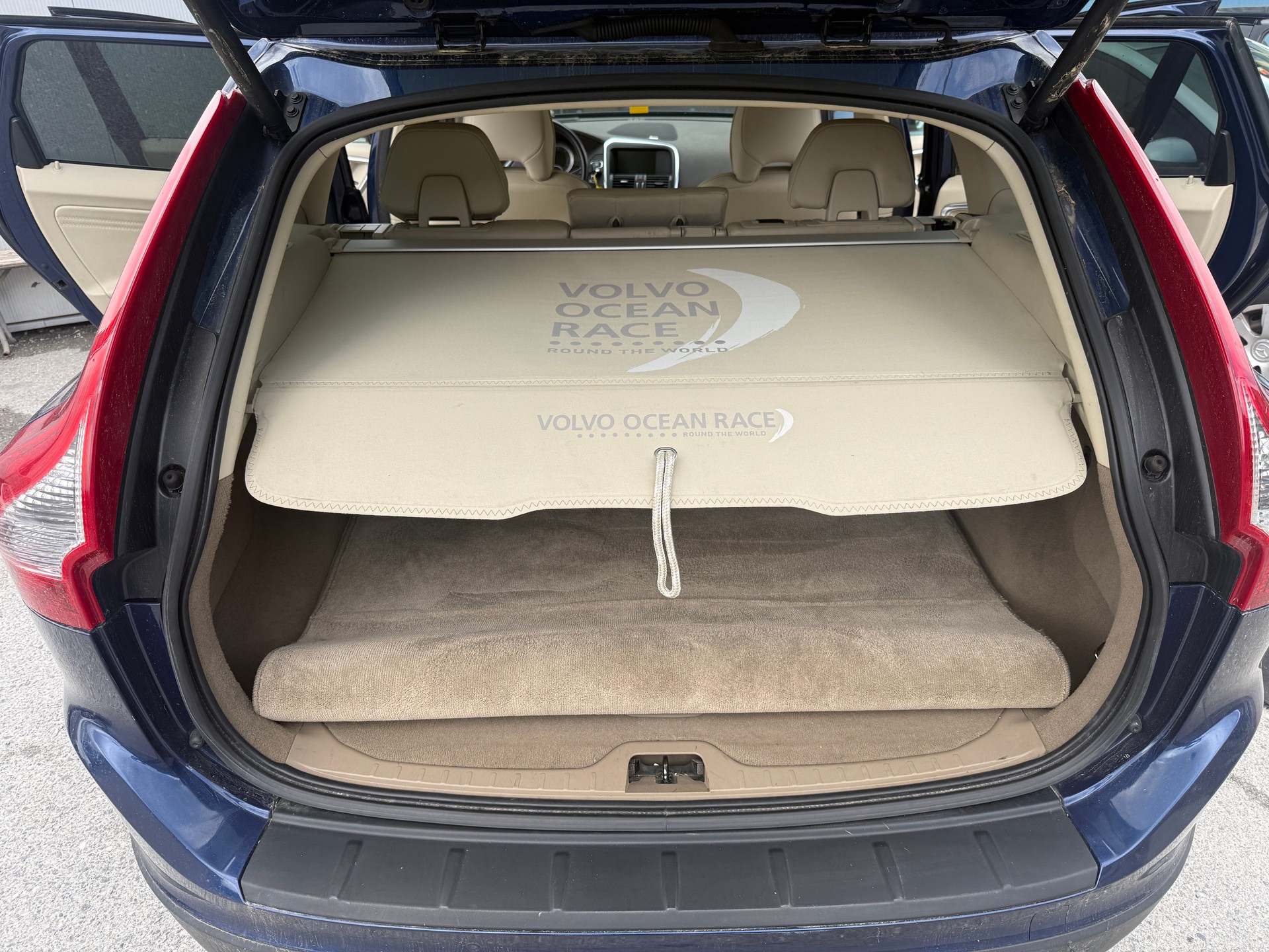 VOLVO XC60 D5 AWD OceanRace Geartronic-image-9