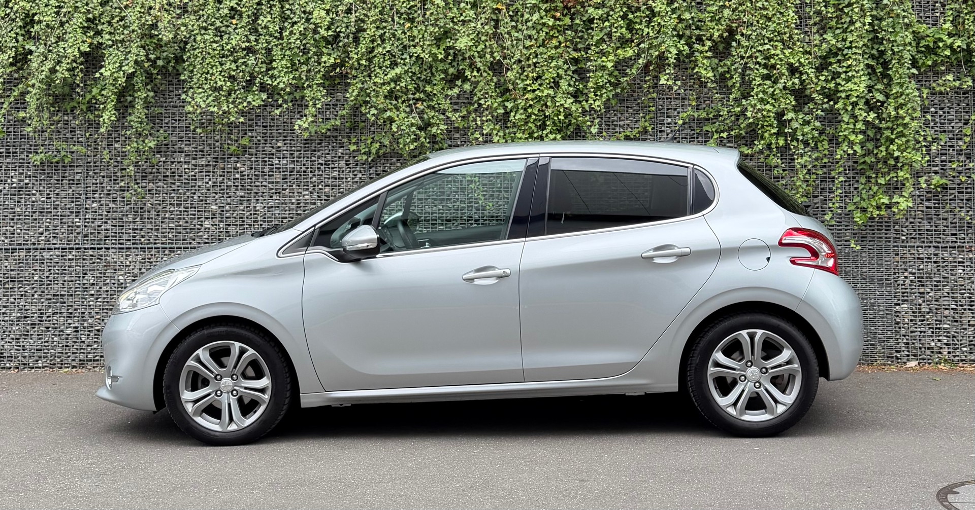 PEUGEOT 208 1.6 VTI Intuitive-image-1