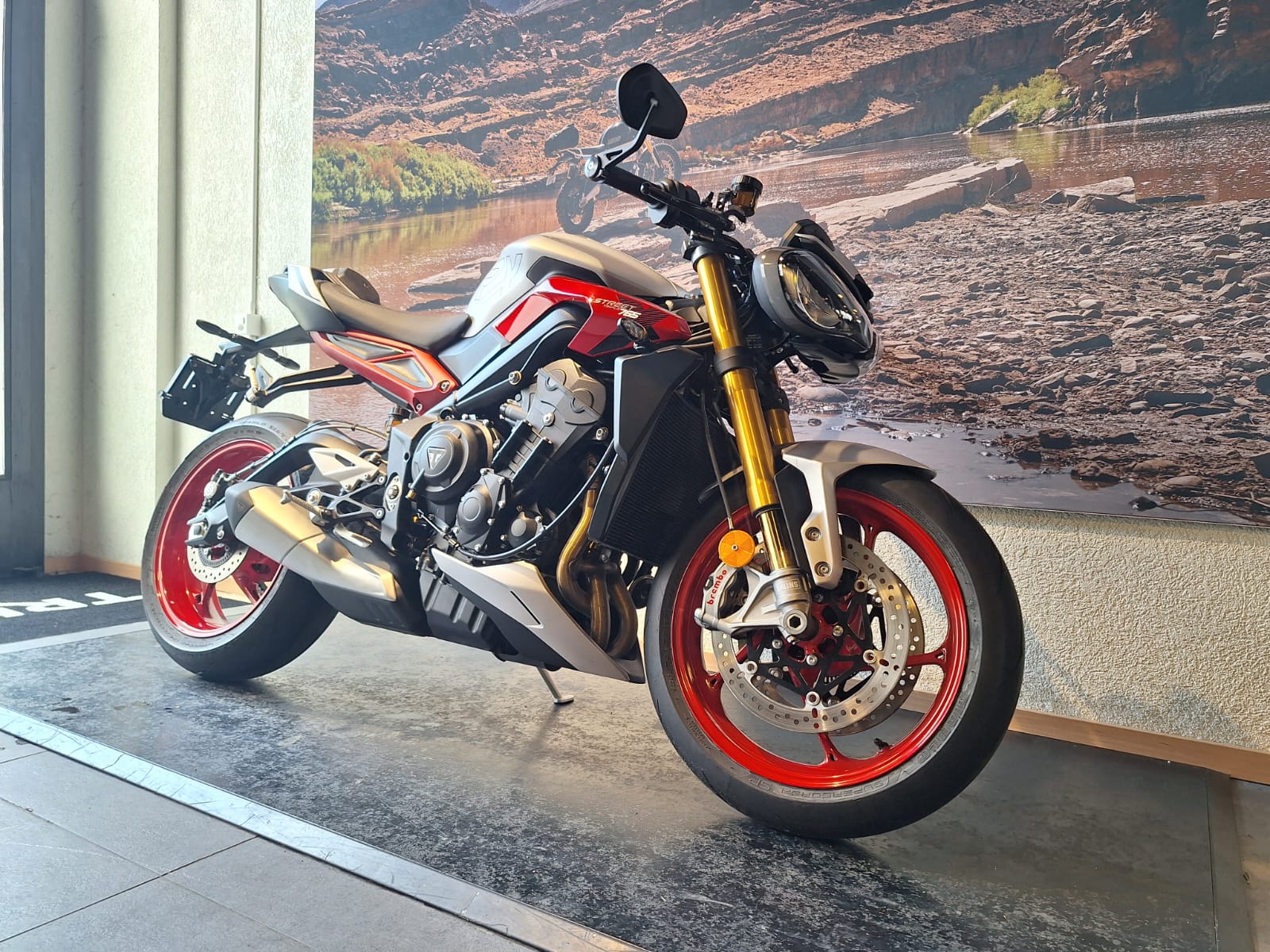 TRIUMPH Street Triple 765 RX-showroom-element-1