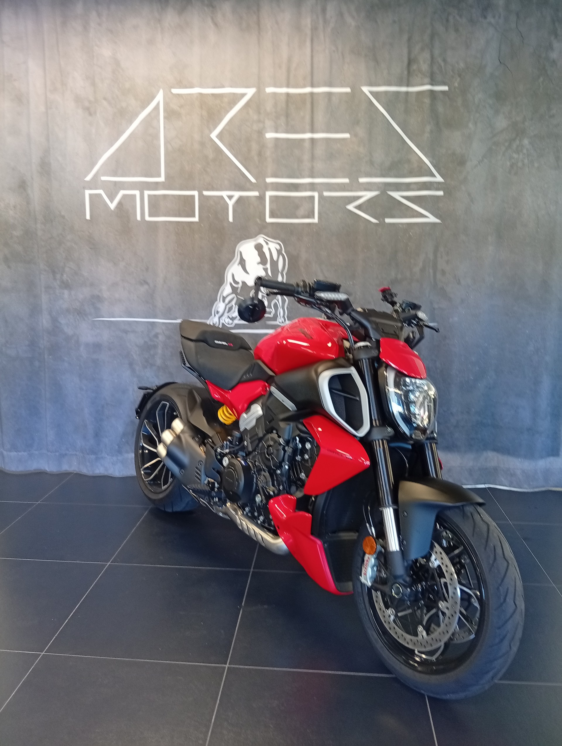 DUCATI Diavel V4-showroom-element-1