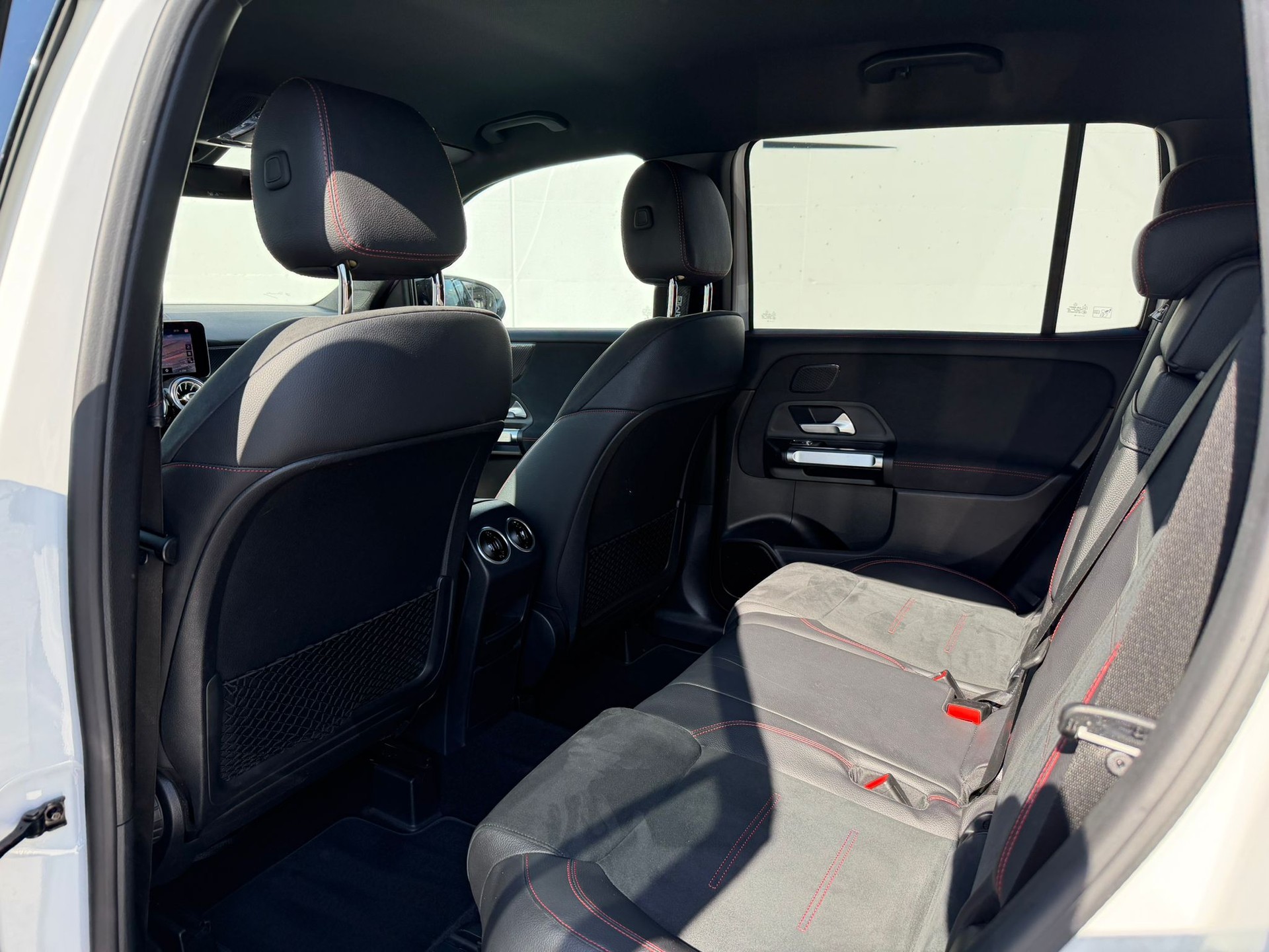 MERCEDES-BENZ GLB 250 AMG Line 8G-Tronic-image-8