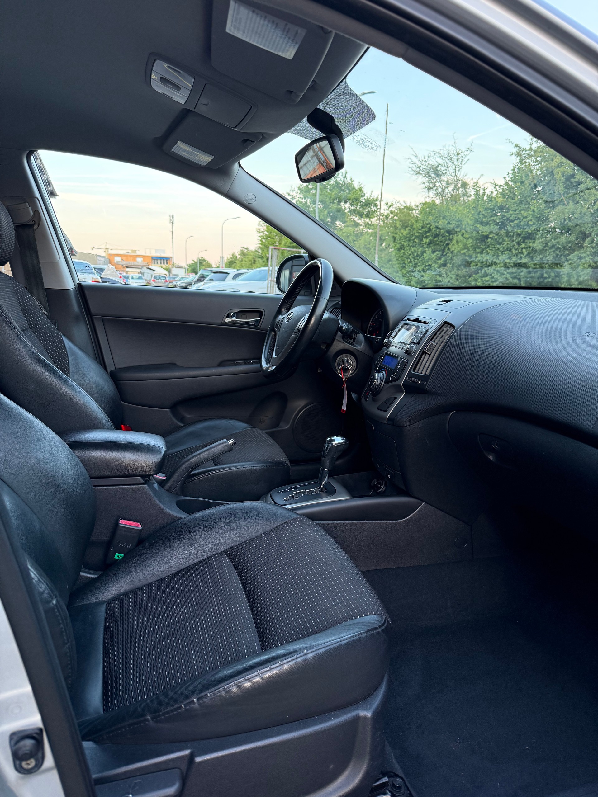 HYUNDAI i30 2.0 Premium-image-12