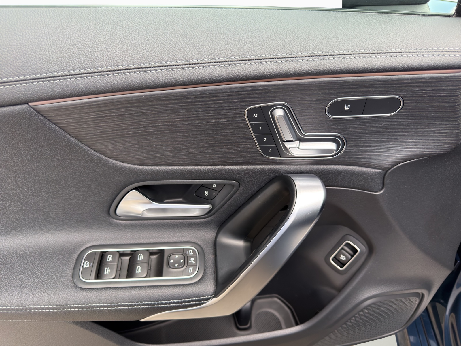 MERCEDES-BENZ CLA Shooting Brake 220 d 4Matic AMG Line-image-9