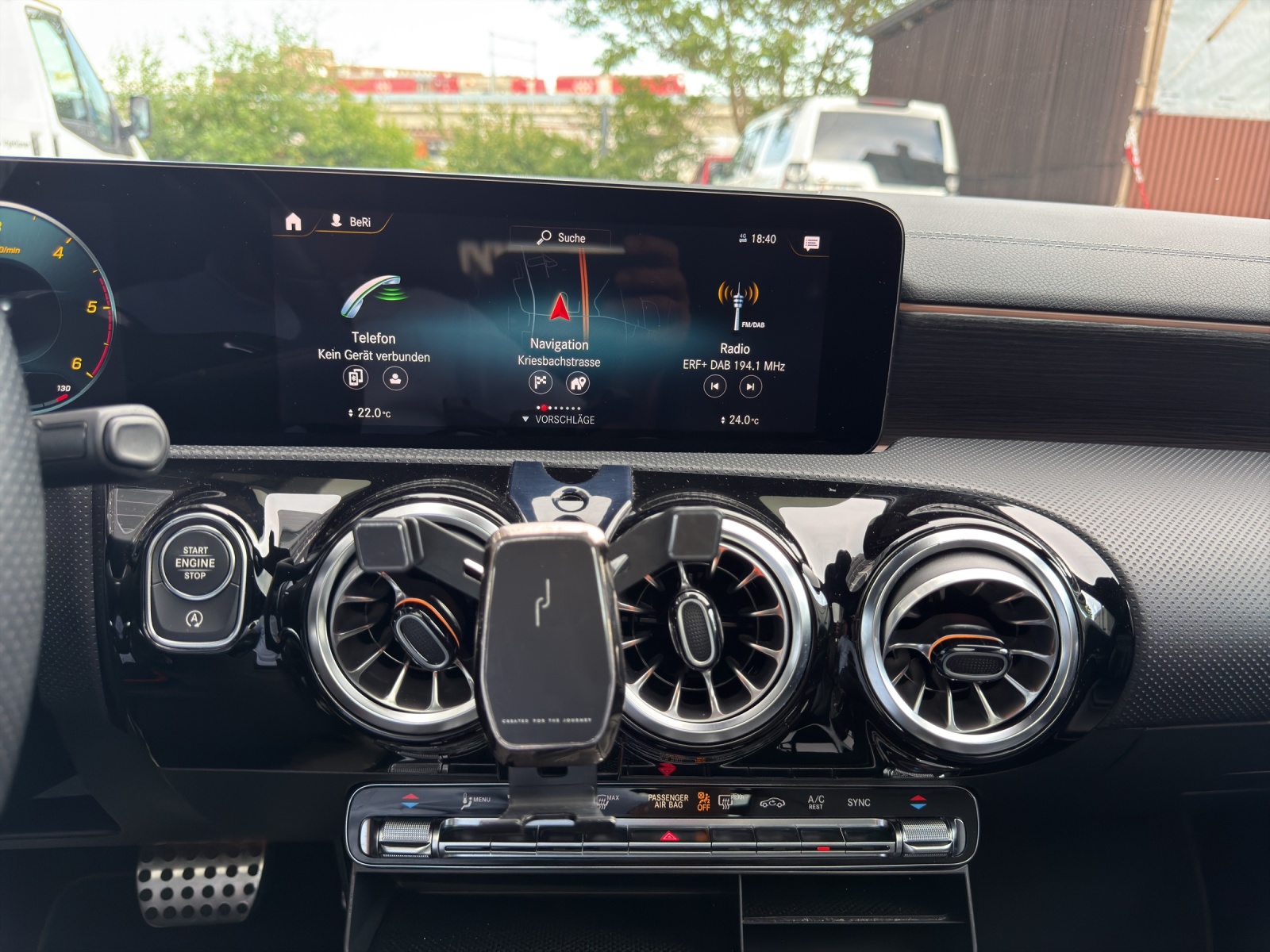 MERCEDES-BENZ CLA Shooting Brake 220 d 4Matic AMG Line-image-21