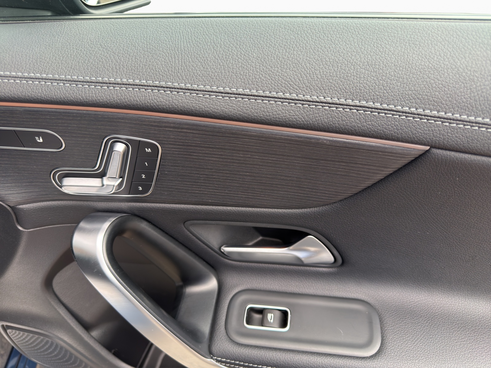 MERCEDES-BENZ CLA Shooting Brake 220 d 4Matic AMG Line-image-16