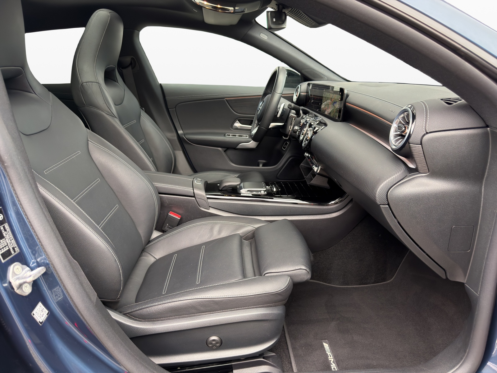MERCEDES-BENZ CLA Shooting Brake 220 d 4Matic AMG Line-image-14