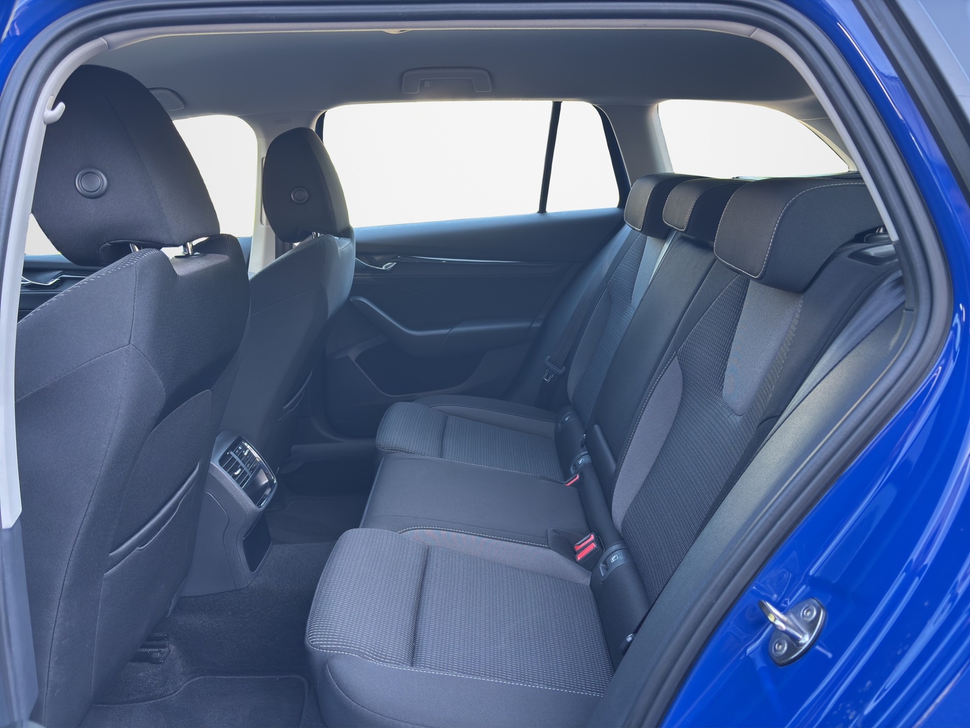 SKODA Octavia Combi 2.0 TDI DSG Ambition-image-11