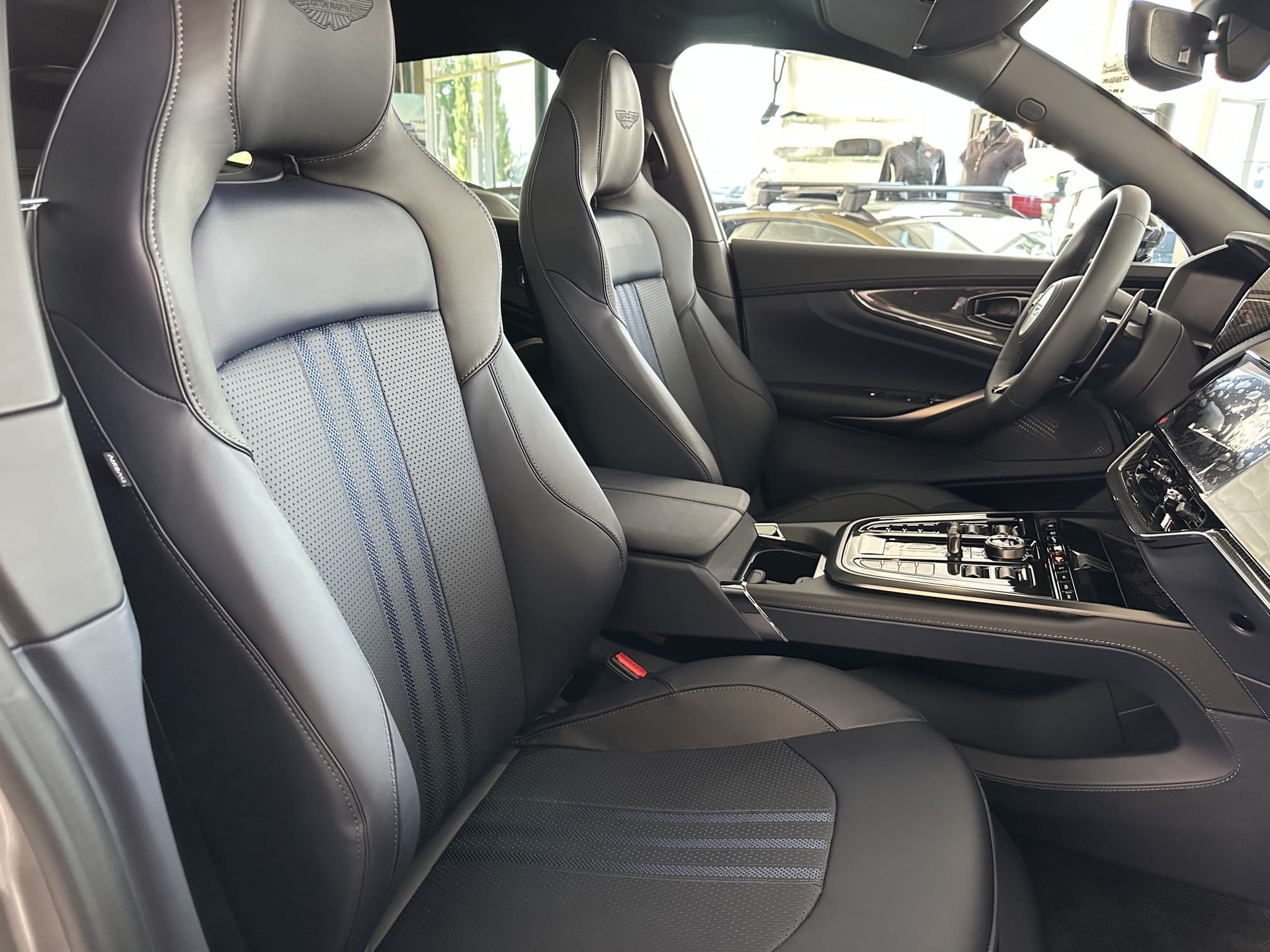 ASTON MARTIN DBX 4.0 V8-image-13