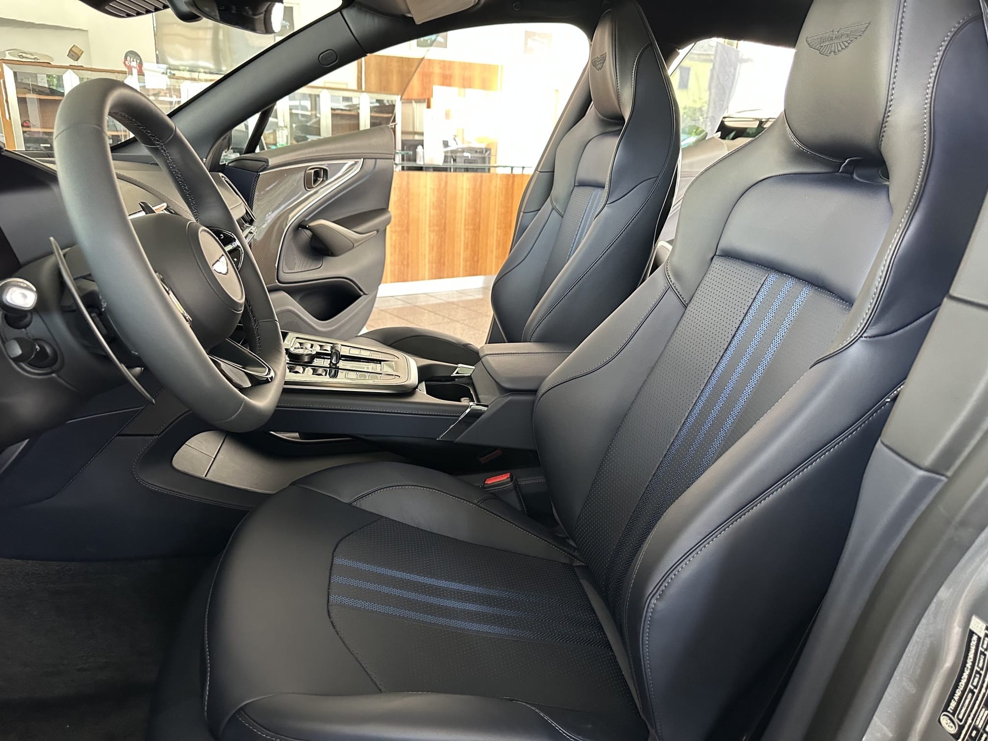 ASTON MARTIN DBX 4.0 V8-image-8