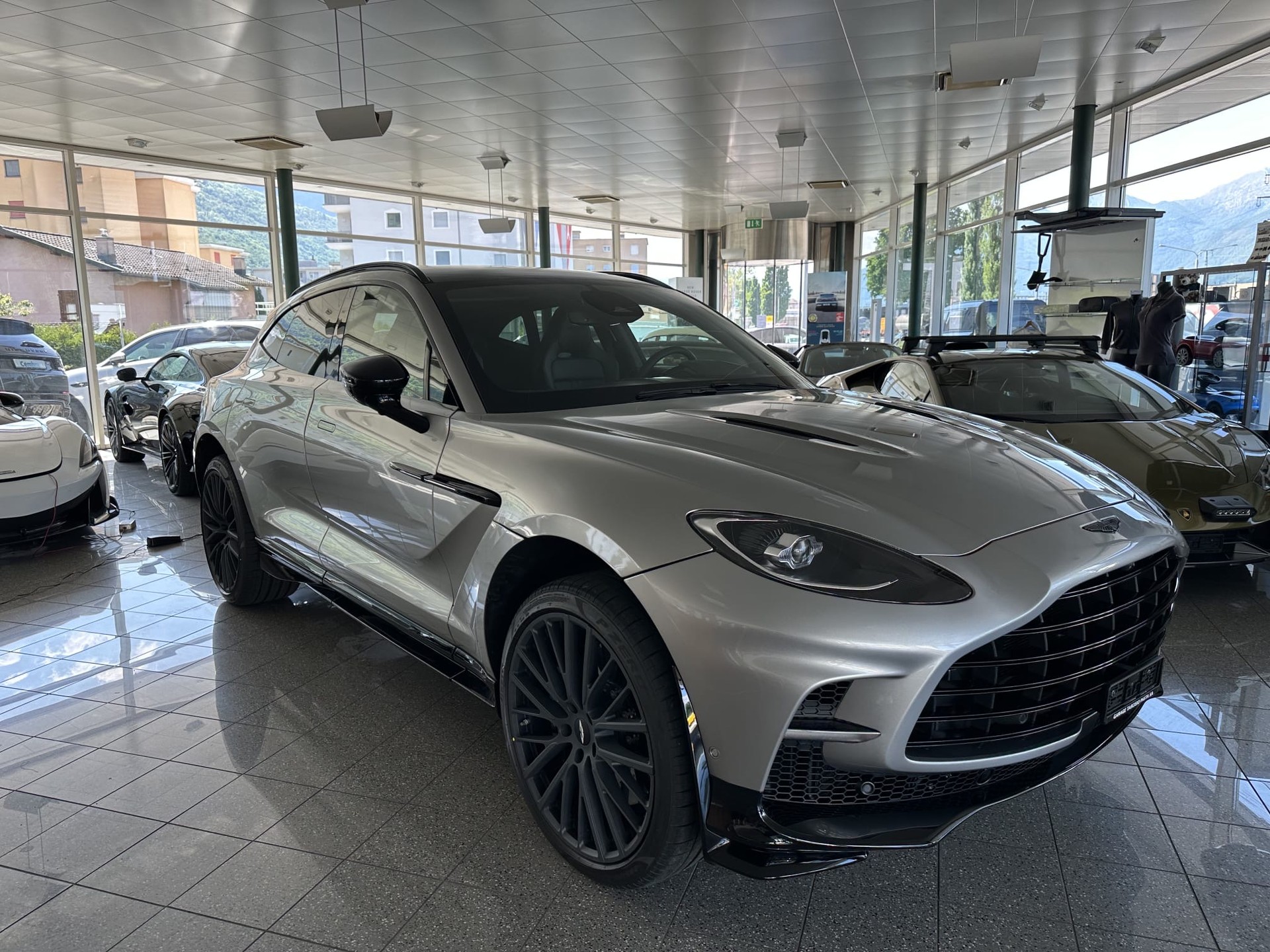 ASTON MARTIN DBX 4.0 V8-image-3