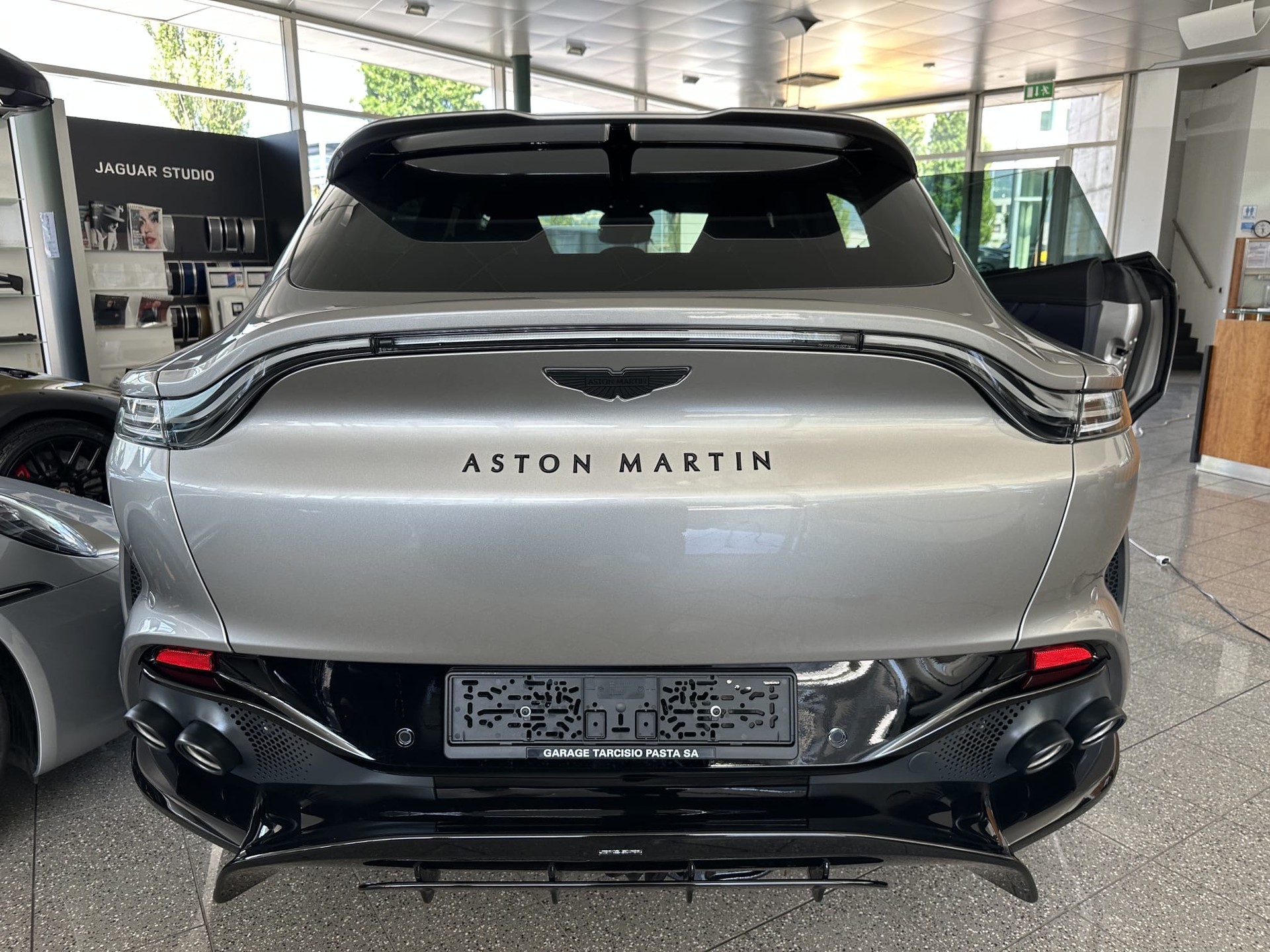 ASTON MARTIN DBX 4.0 V8-image-5