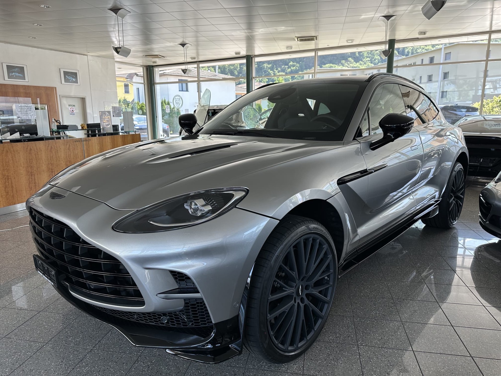 ASTON MARTIN DBX 4.0 V8-image-2