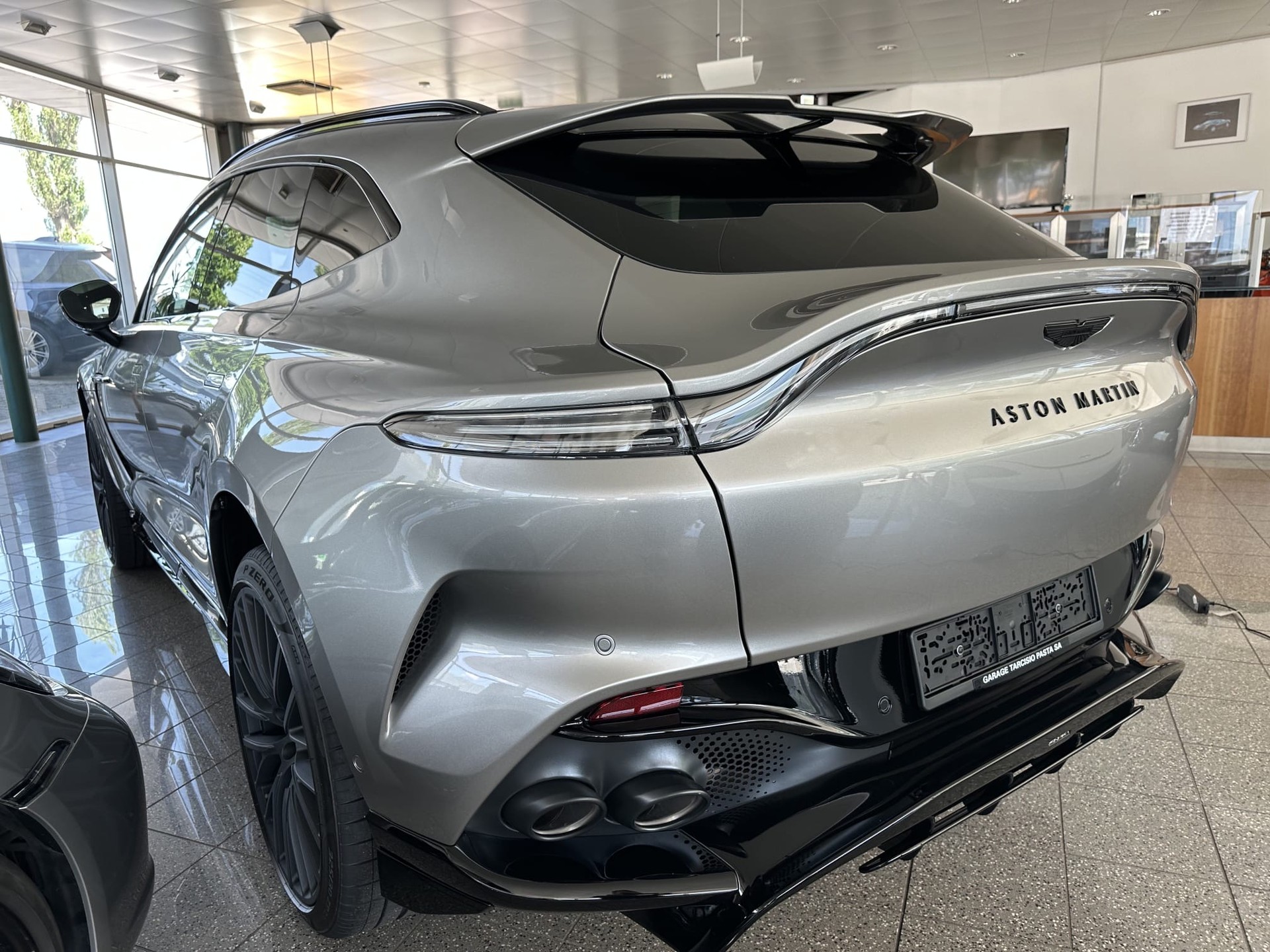 ASTON MARTIN DBX 4.0 V8-image-4