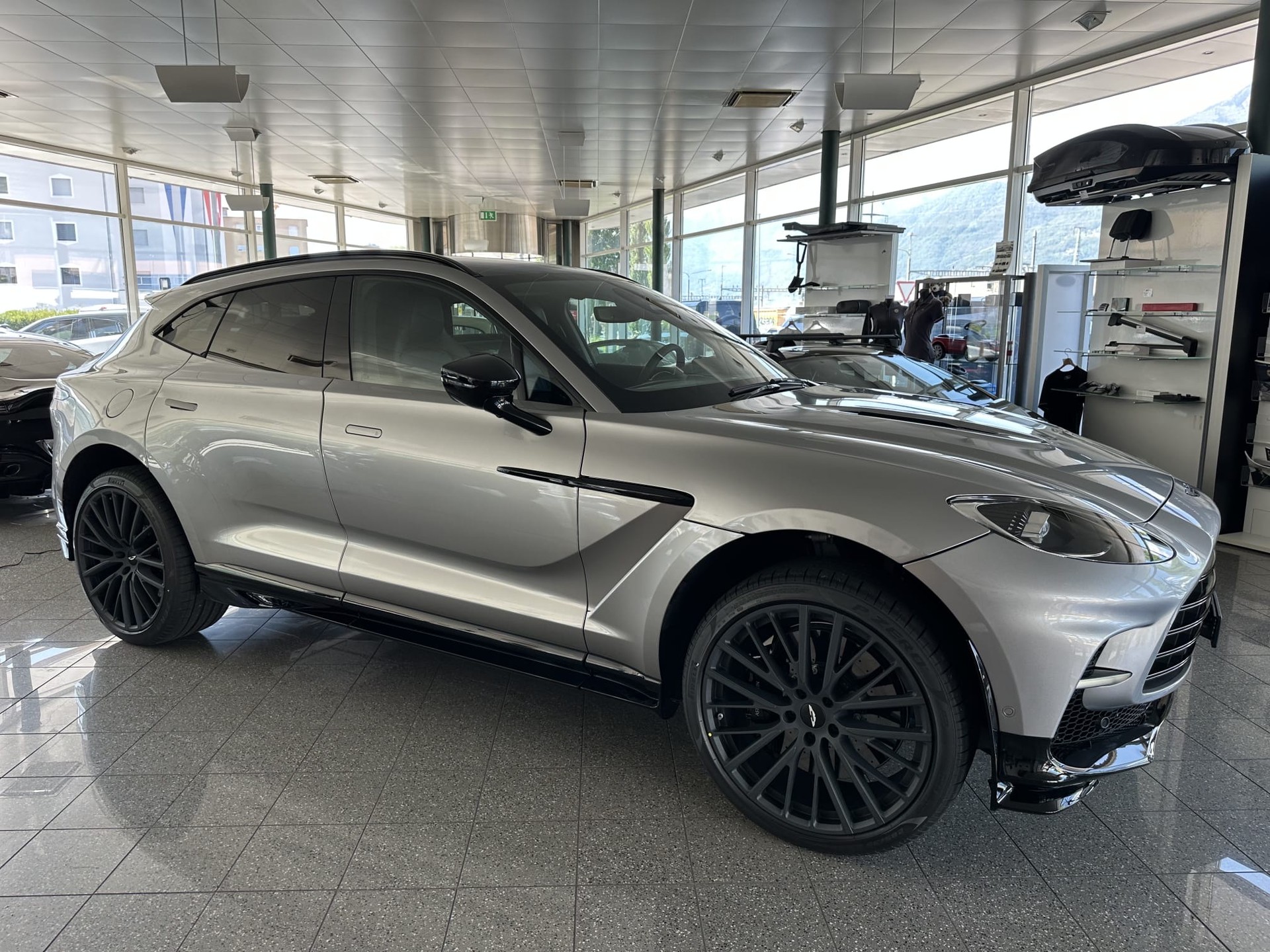 ASTON MARTIN DBX 4.0 V8-image-0