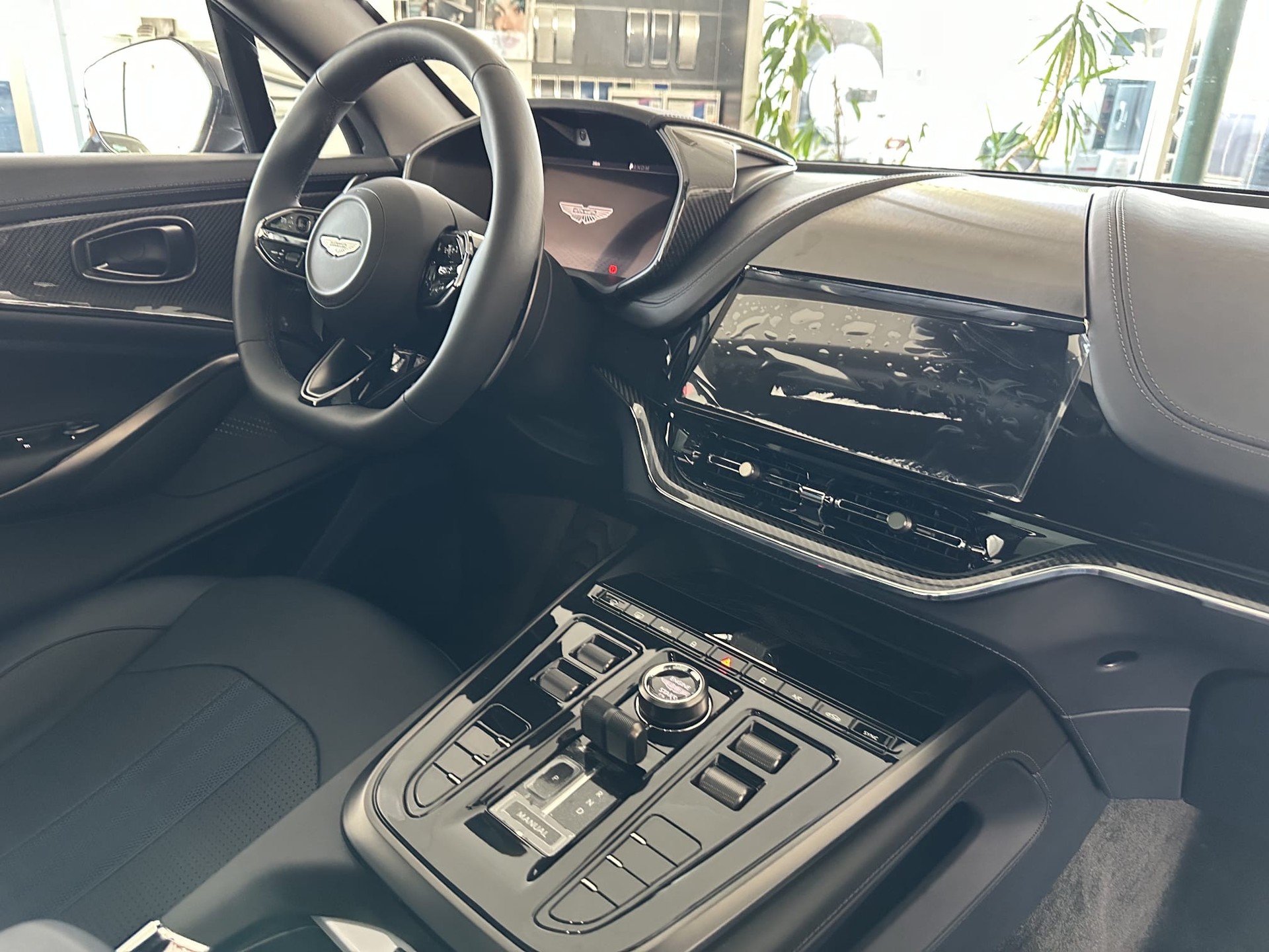 ASTON MARTIN DBX 4.0 V8-image-11