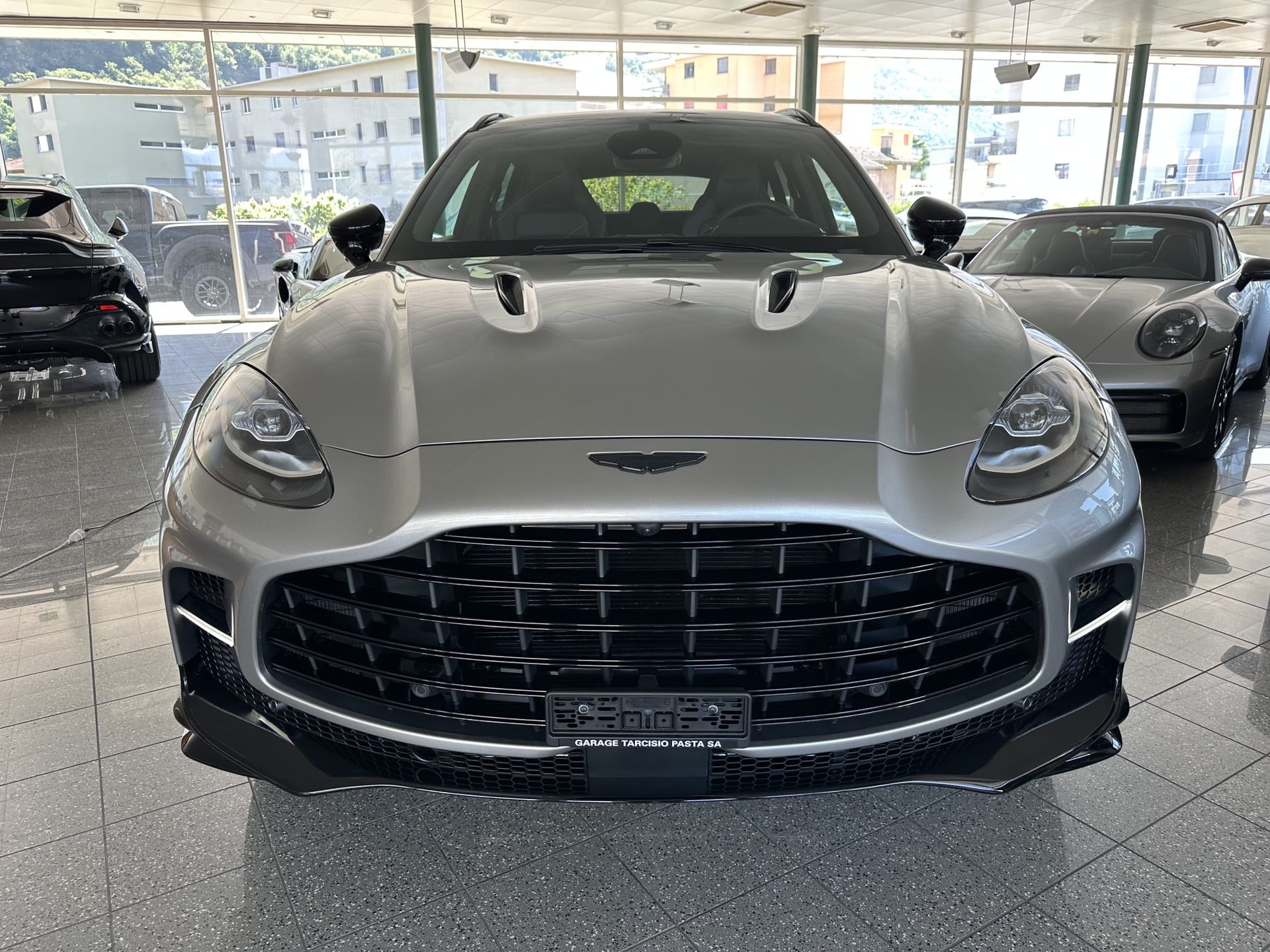 ASTON MARTIN DBX 4.0 V8-image-1