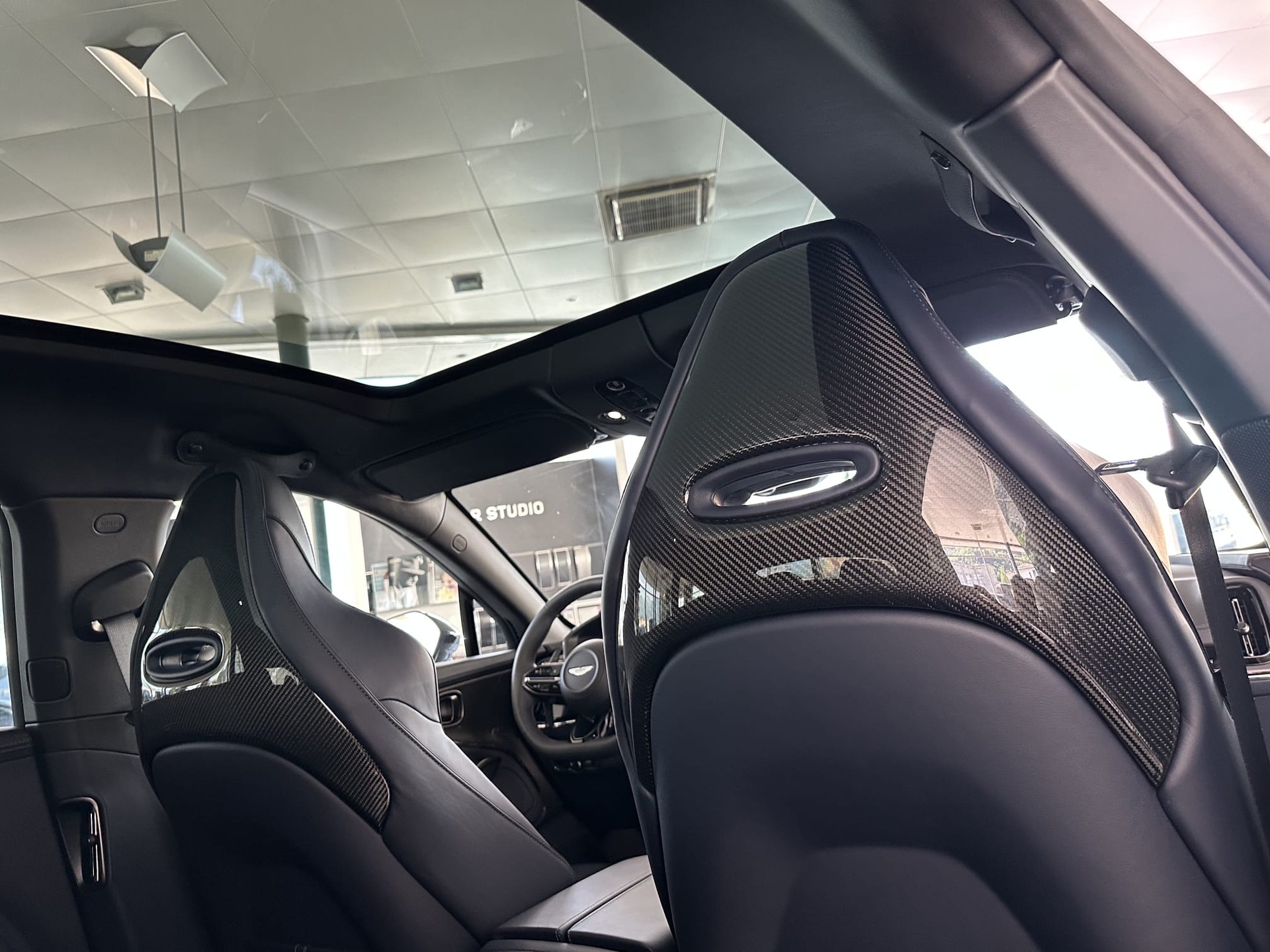 ASTON MARTIN DBX 4.0 V8-image-10