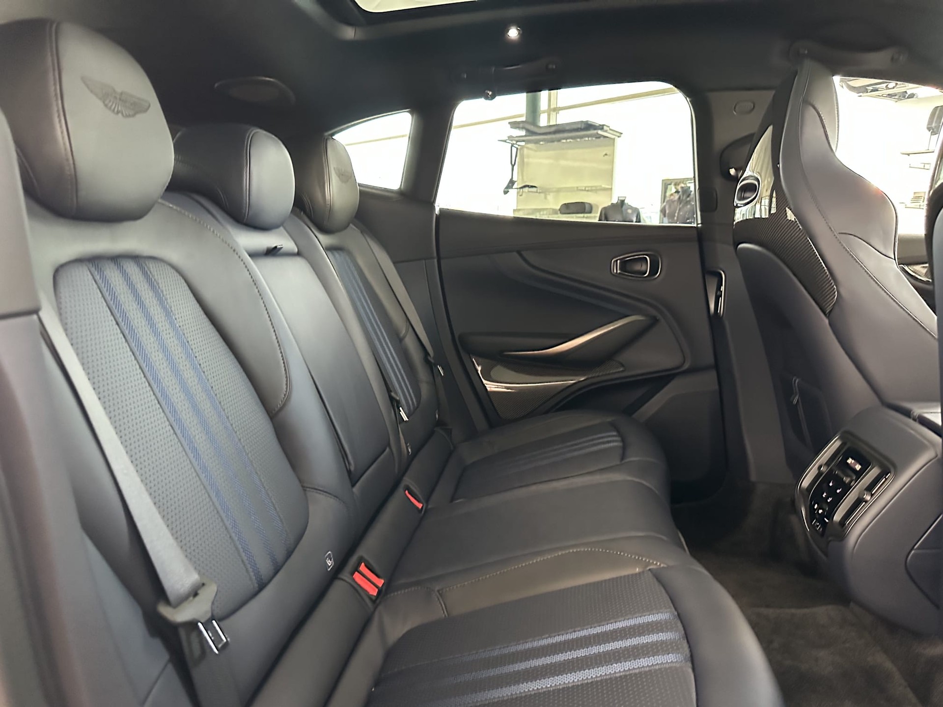 ASTON MARTIN DBX 4.0 V8-image-9