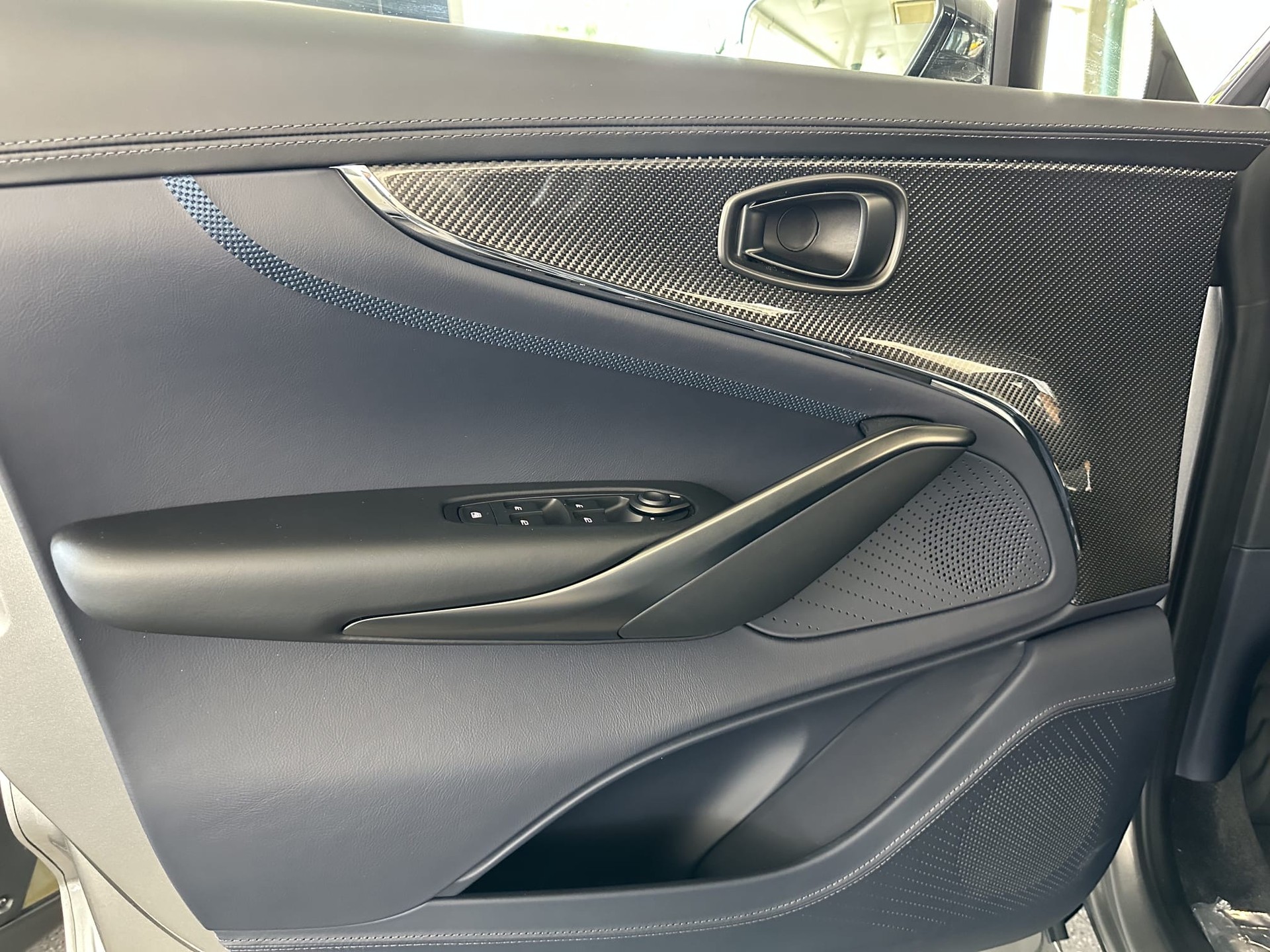 ASTON MARTIN DBX 4.0 V8-image-12