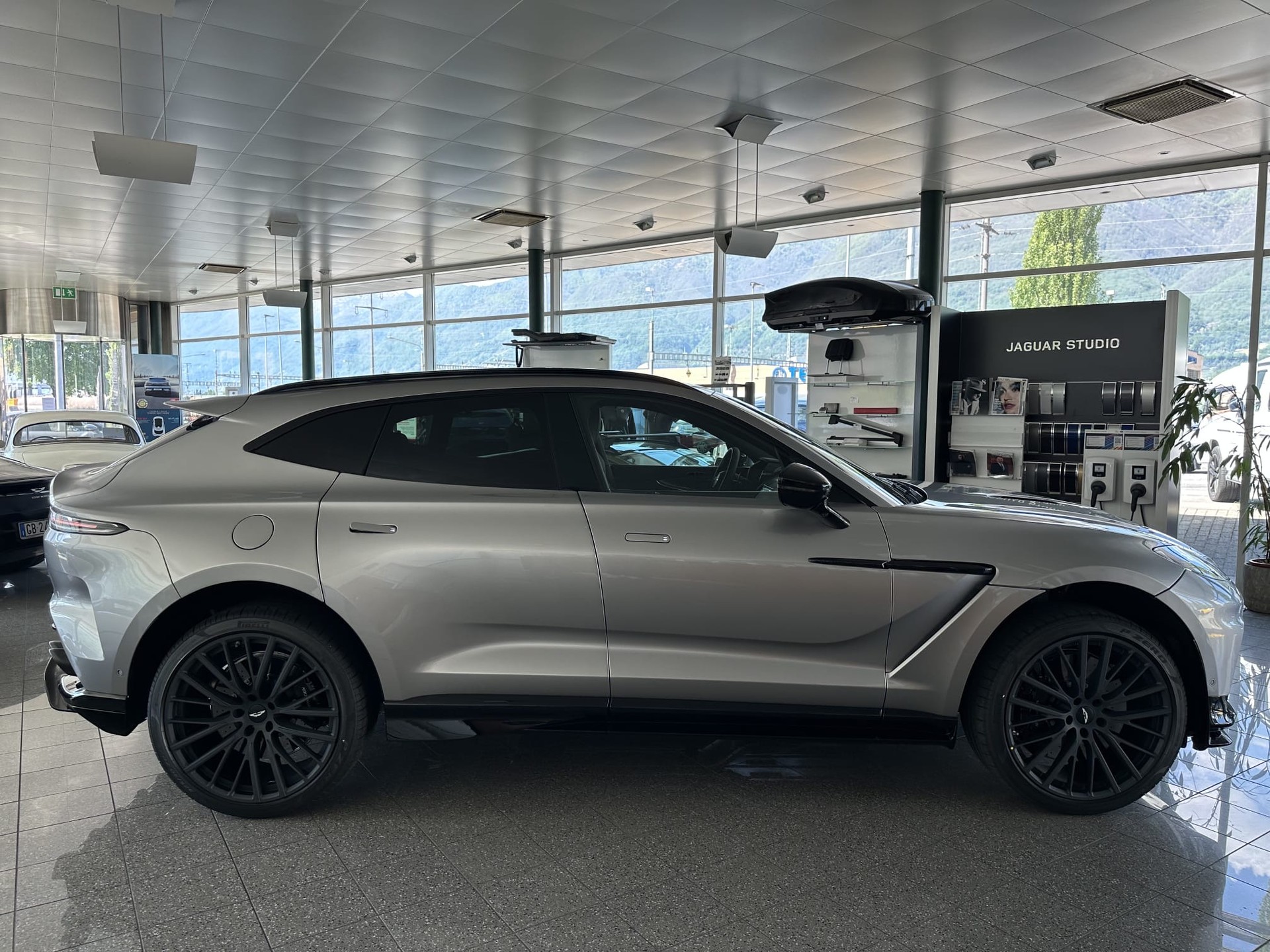 ASTON MARTIN DBX 4.0 V8-image-6
