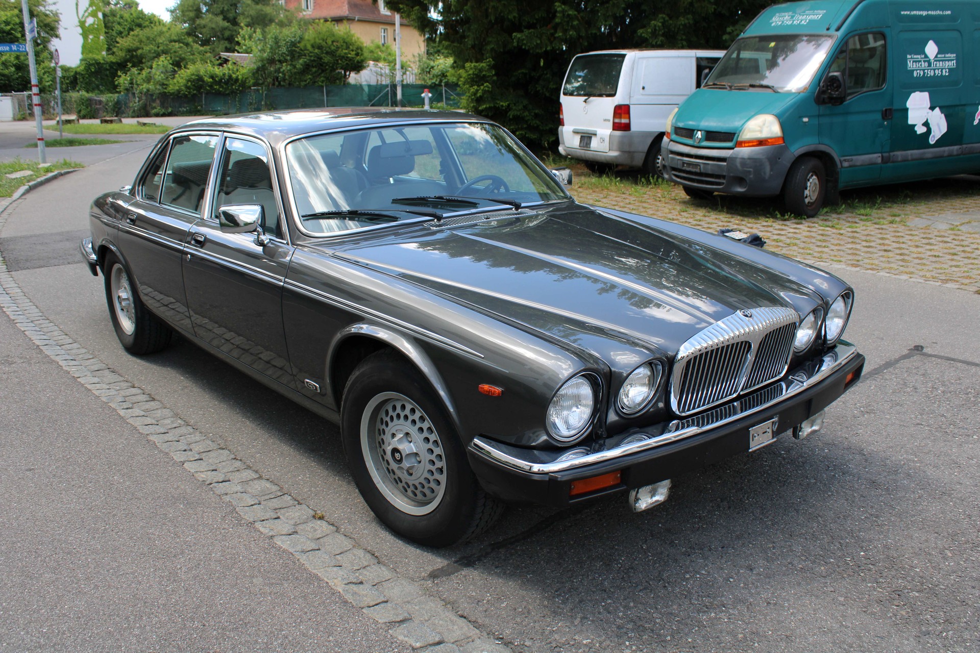 DAIMLER Double Six-image-2