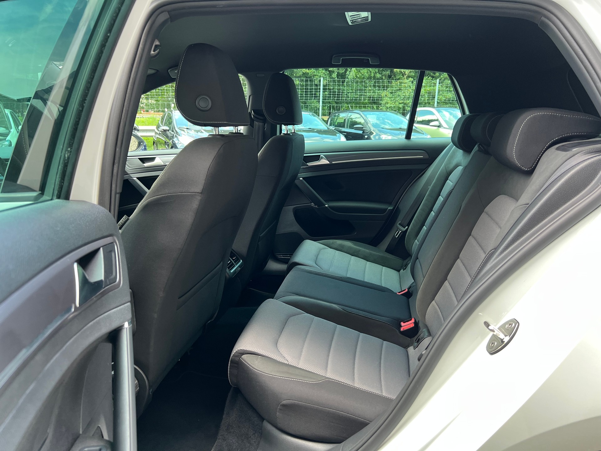 VW Golf 1.6 TDI Lounge R-Line DSG-image-9