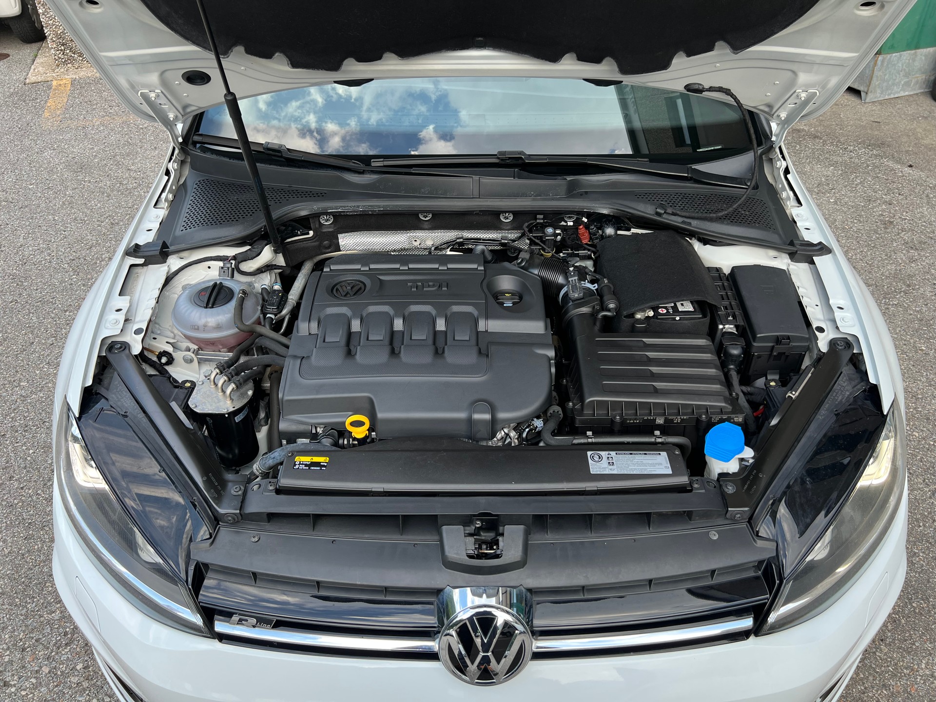 VW Golf 1.6 TDI Lounge R-Line DSG-image-15