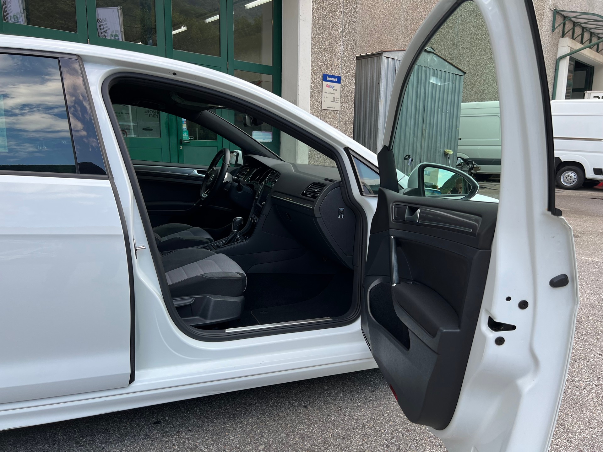 VW Golf 1.6 TDI Lounge R-Line DSG-image-13