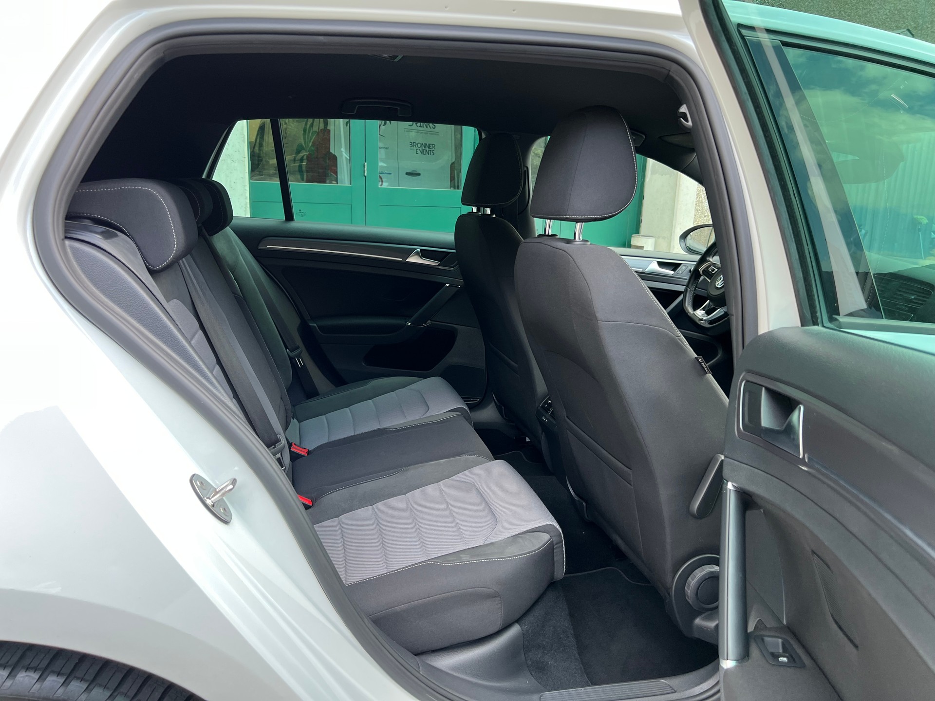 VW Golf 1.6 TDI Lounge R-Line DSG-image-12