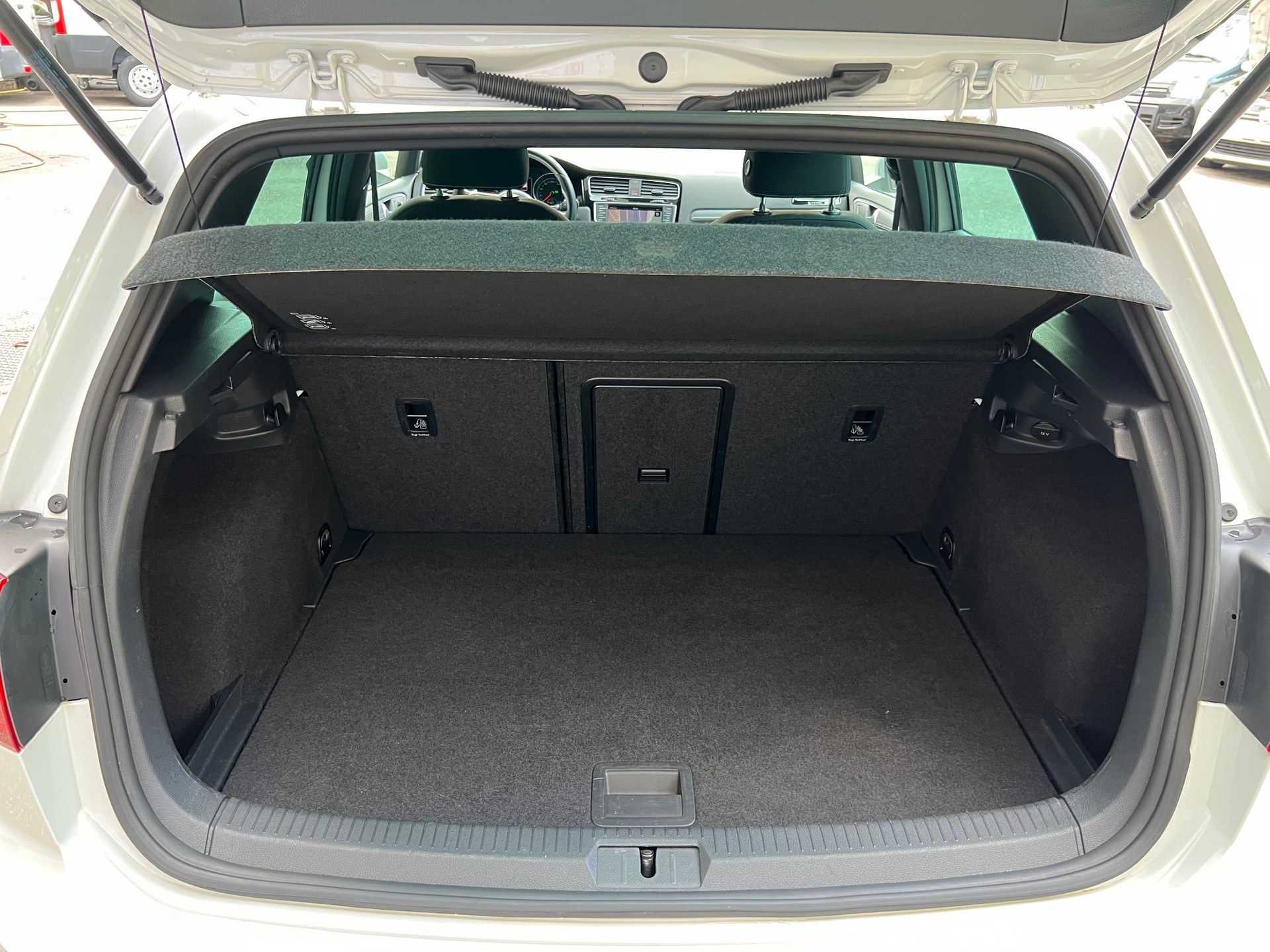 VW Golf 1.6 TDI Lounge R-Line DSG-image-10