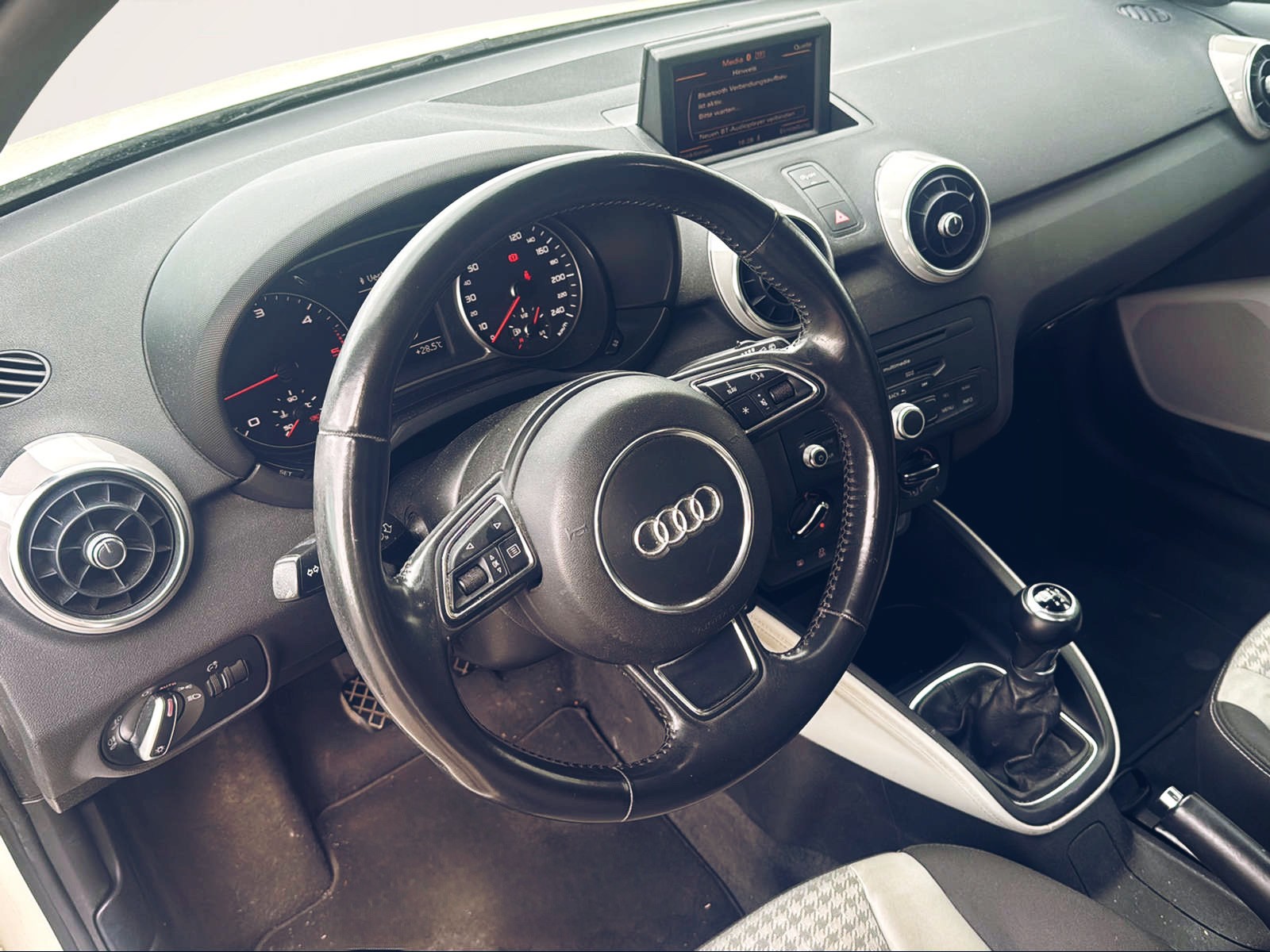 AUDI A1 1.6 TDI Ambition-image-6