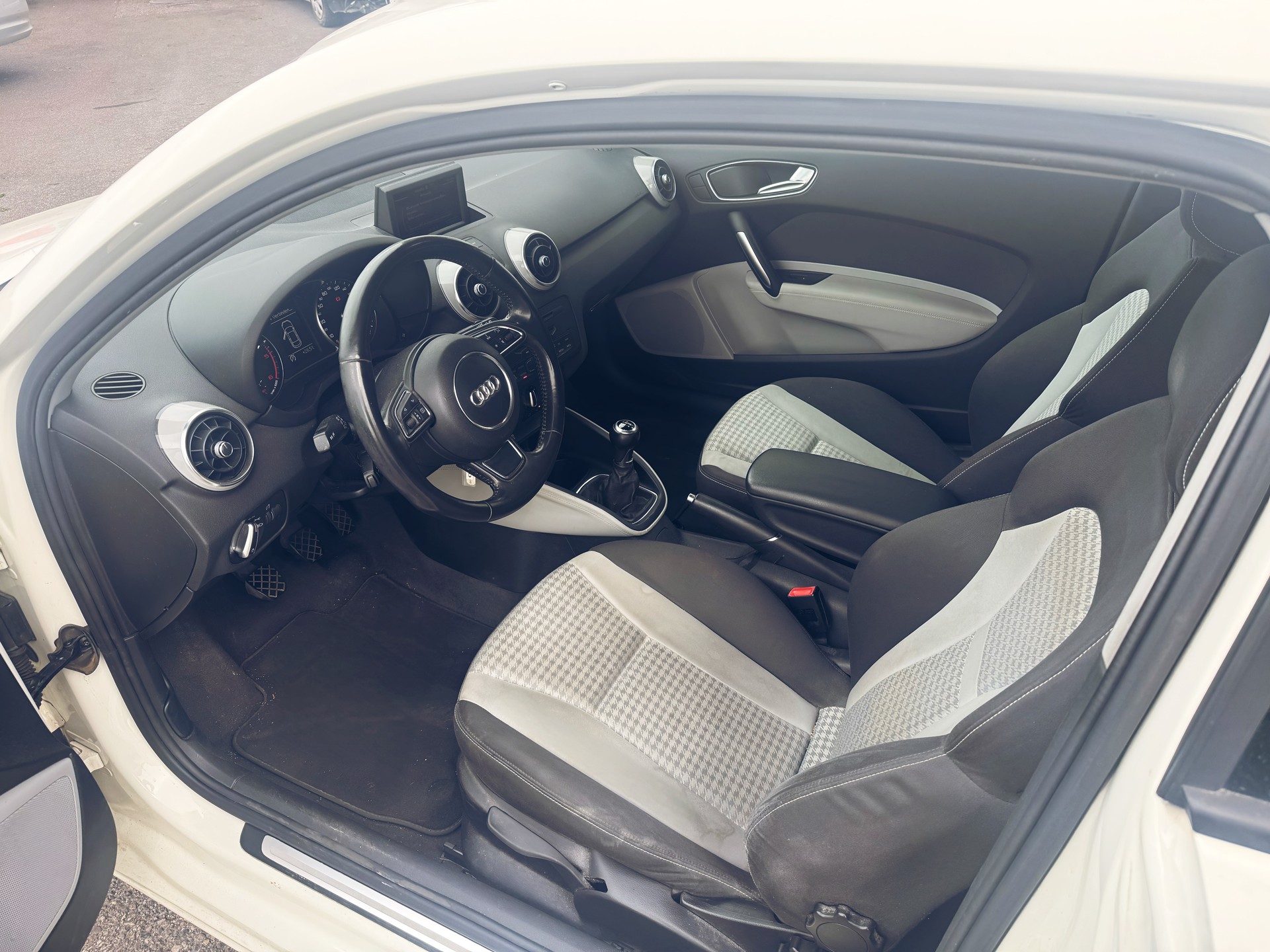 AUDI A1 1.6 TDI Ambition-image-9