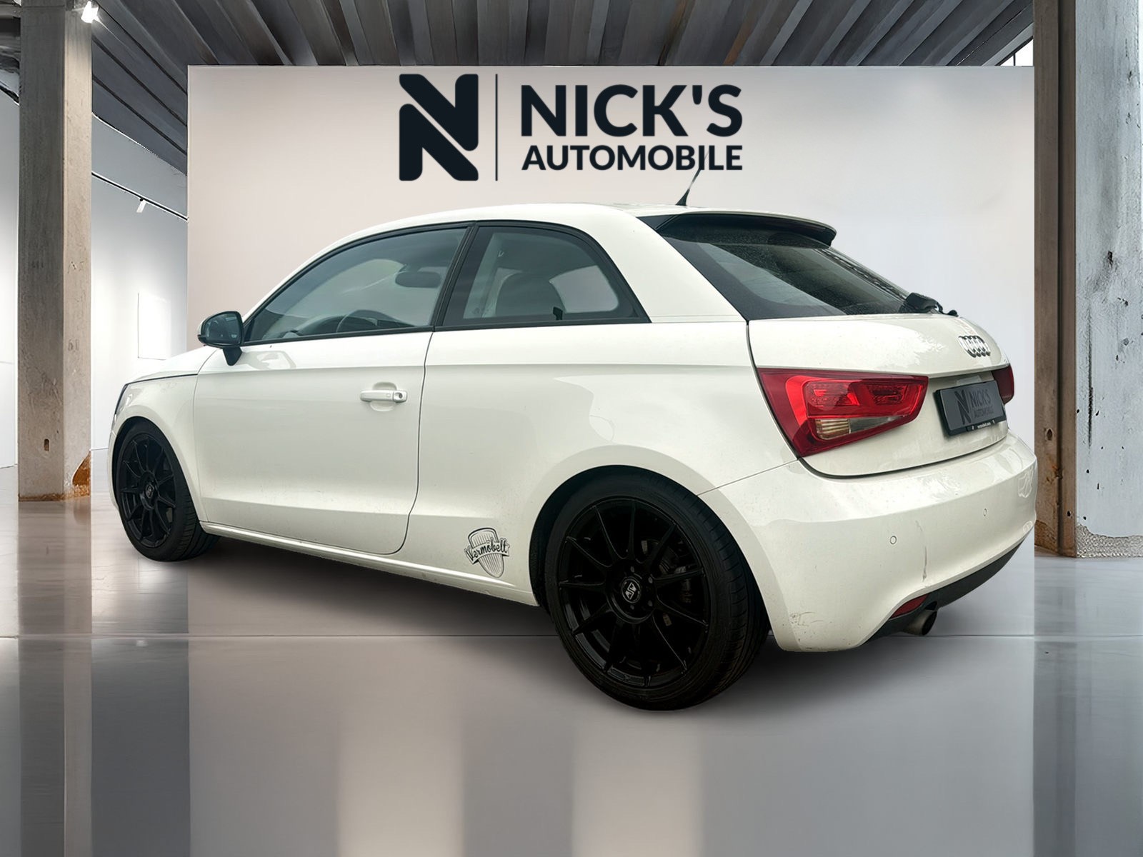 AUDI A1 1.6 TDI Ambition-image-1