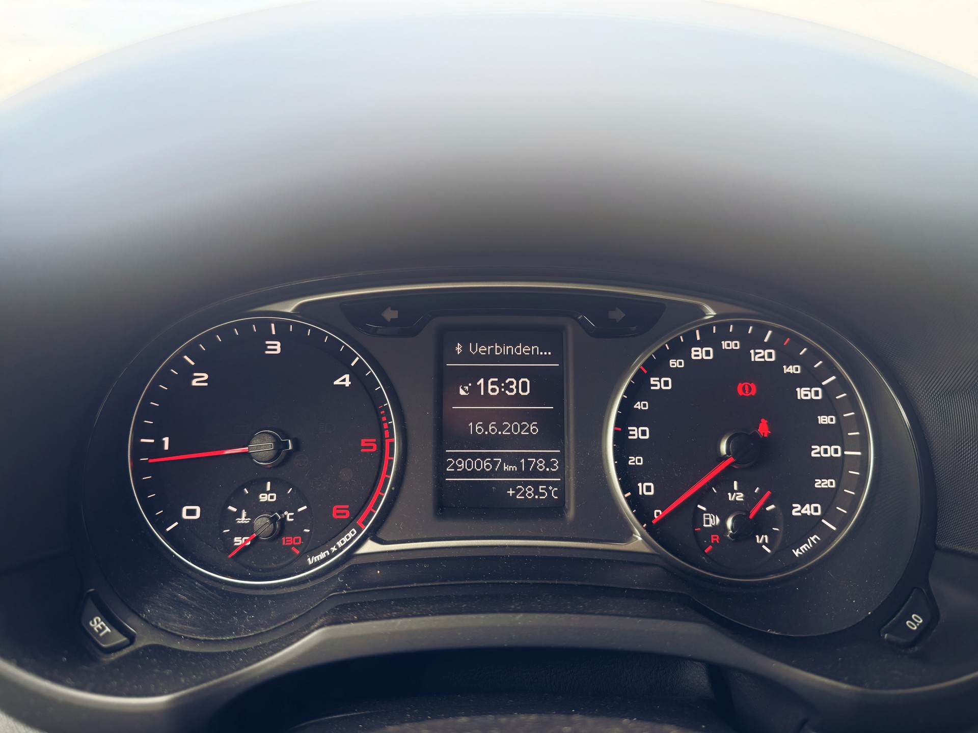 AUDI A1 1.6 TDI Ambition-image-10