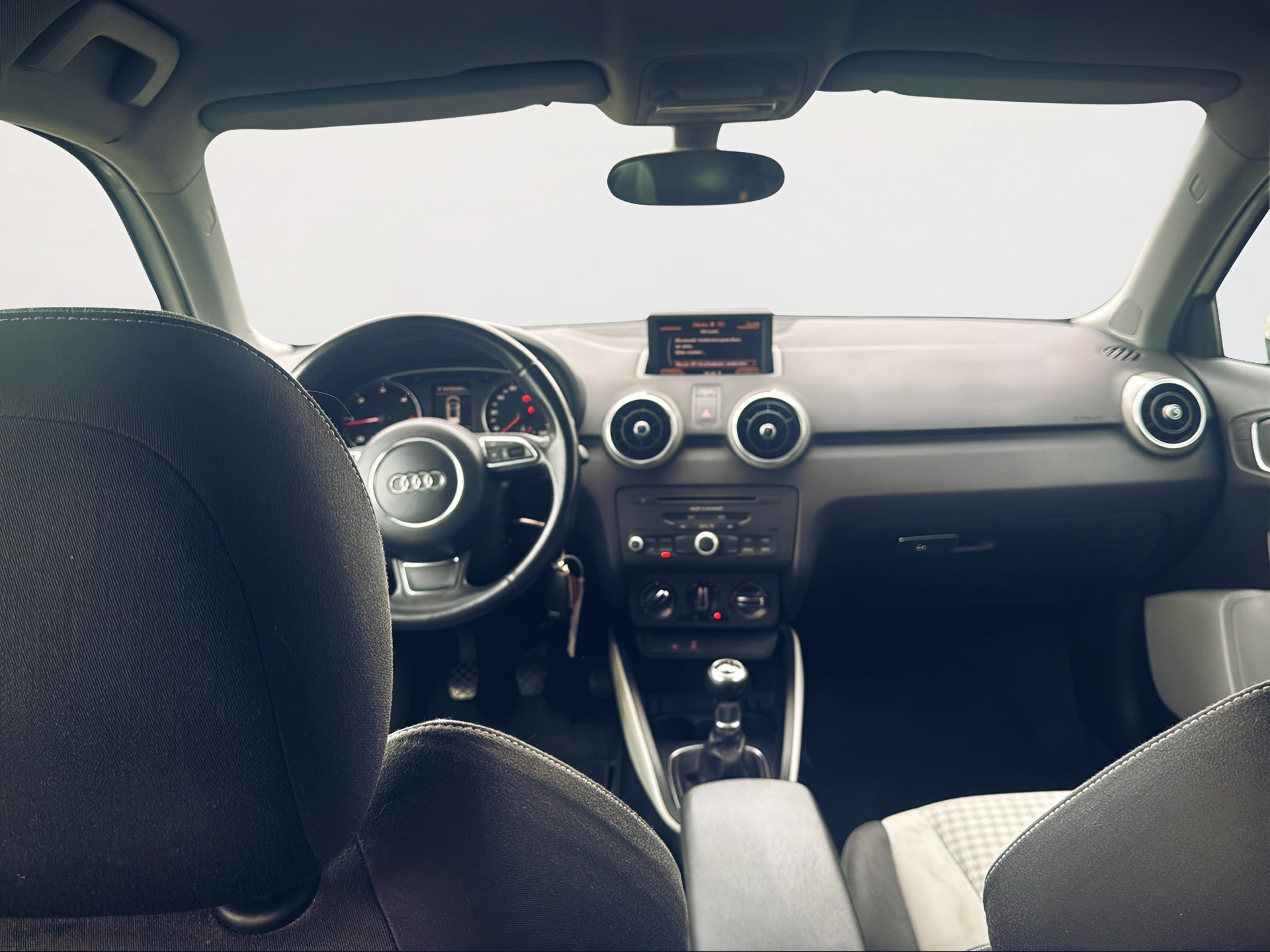 AUDI A1 1.6 TDI Ambition-image-7