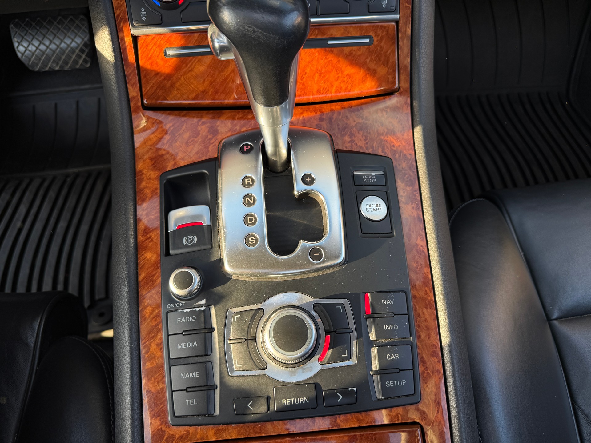 AUDI A8 3.0 TDI quattro tiptronic-image-12