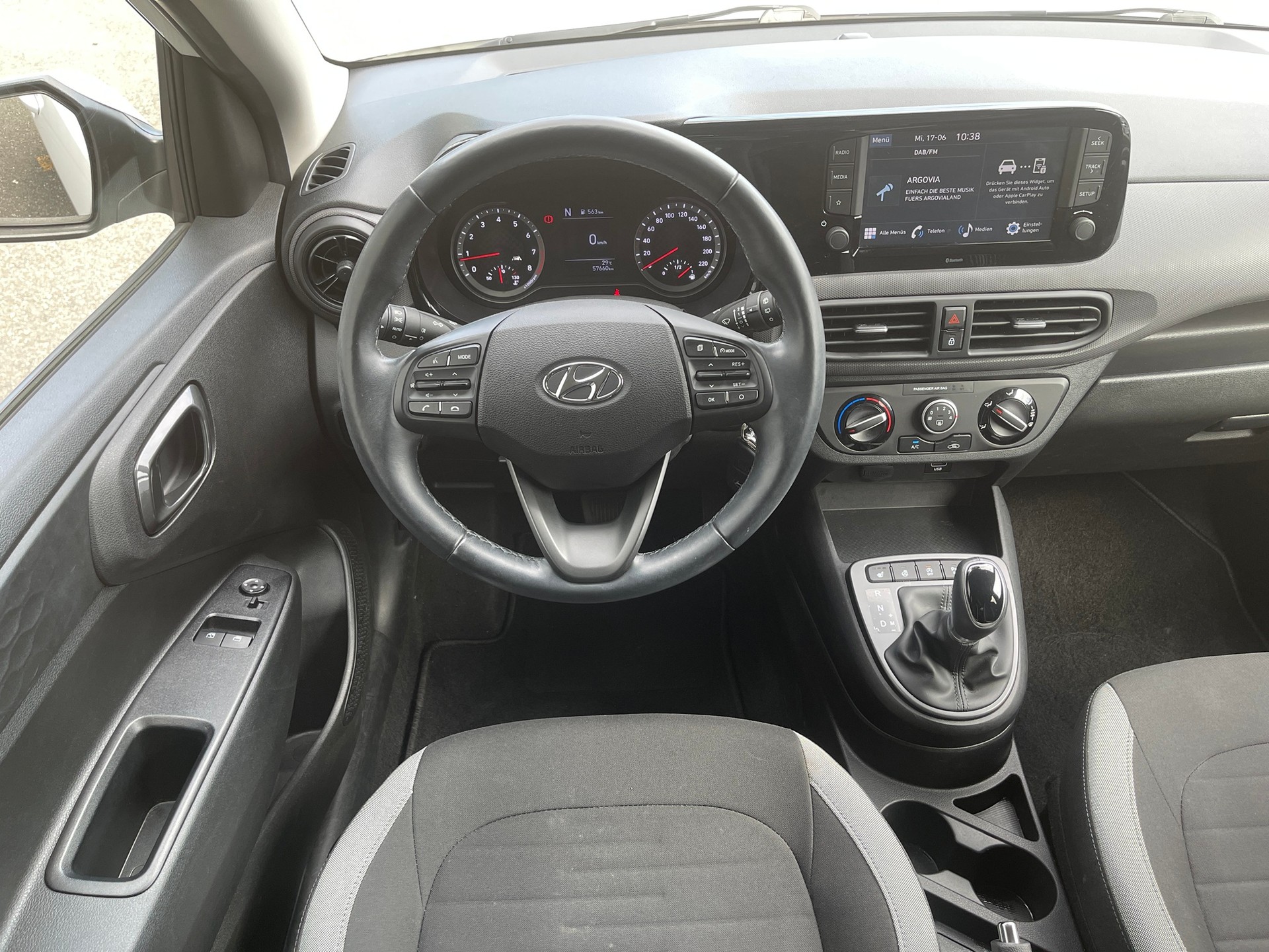 HYUNDAI i10 1.2 Amplia Automat-image-7
