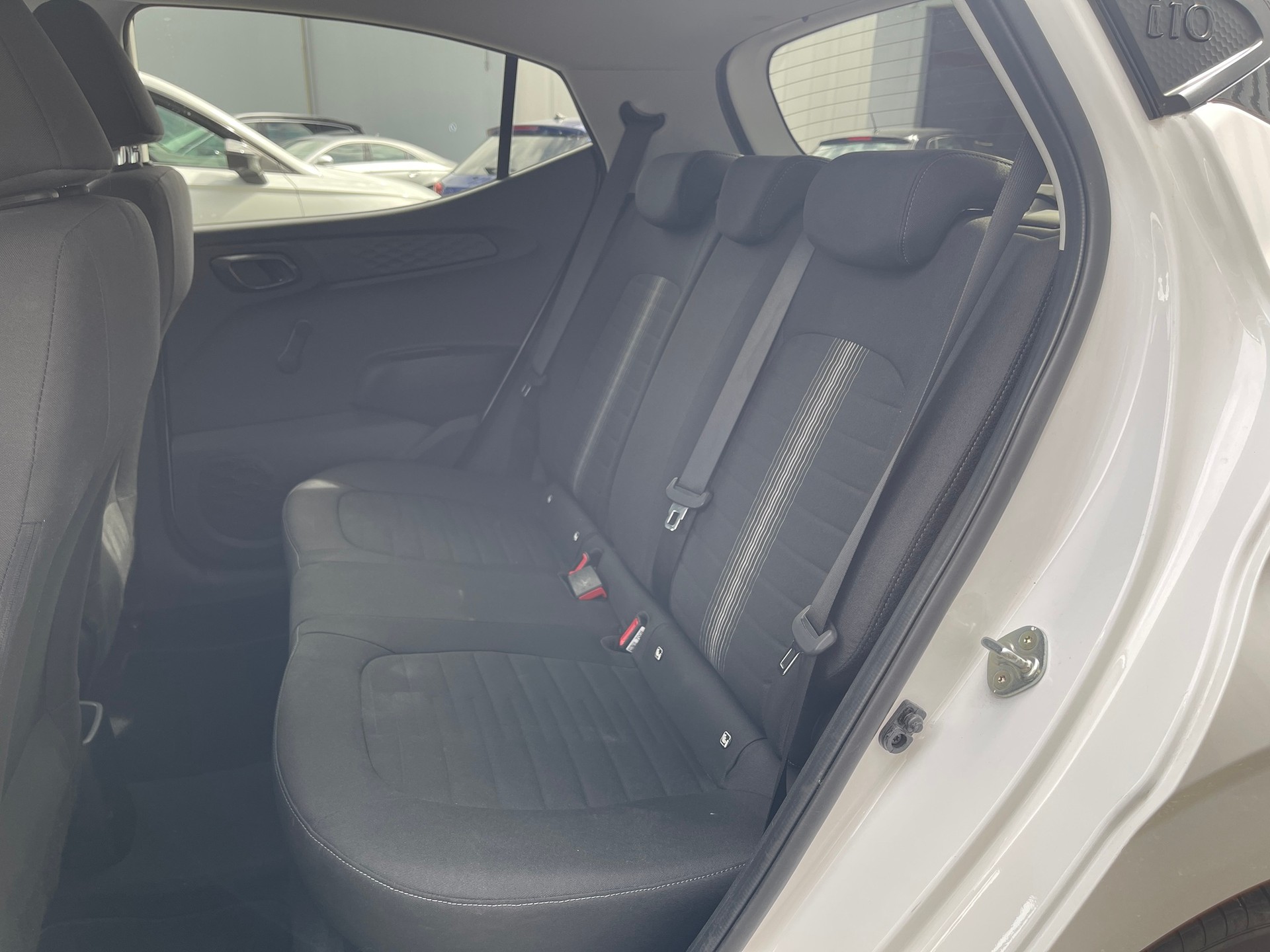 HYUNDAI i10 1.2 Amplia Automat-image-5